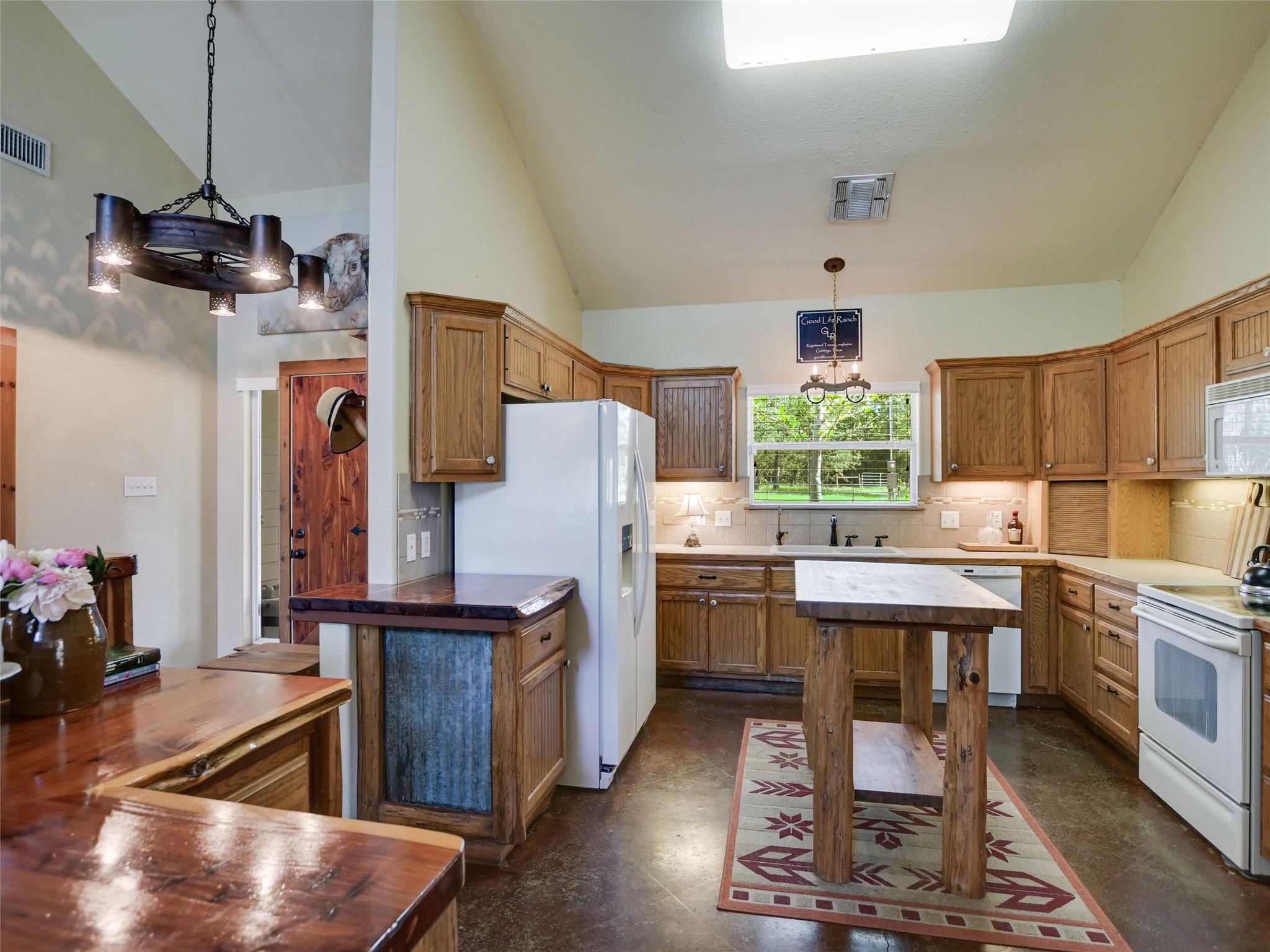 762 Karisch Rd, Giddings, TX 78942