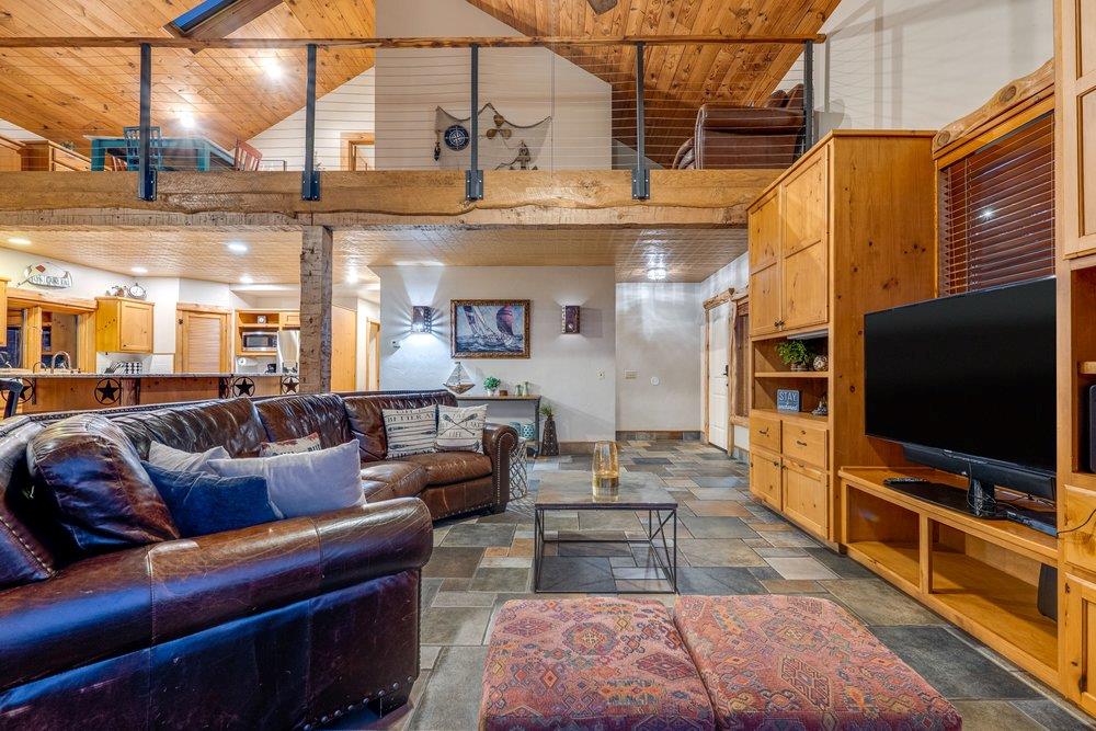 21008 W Lakeshore Dr, Spicewood, TX 78669