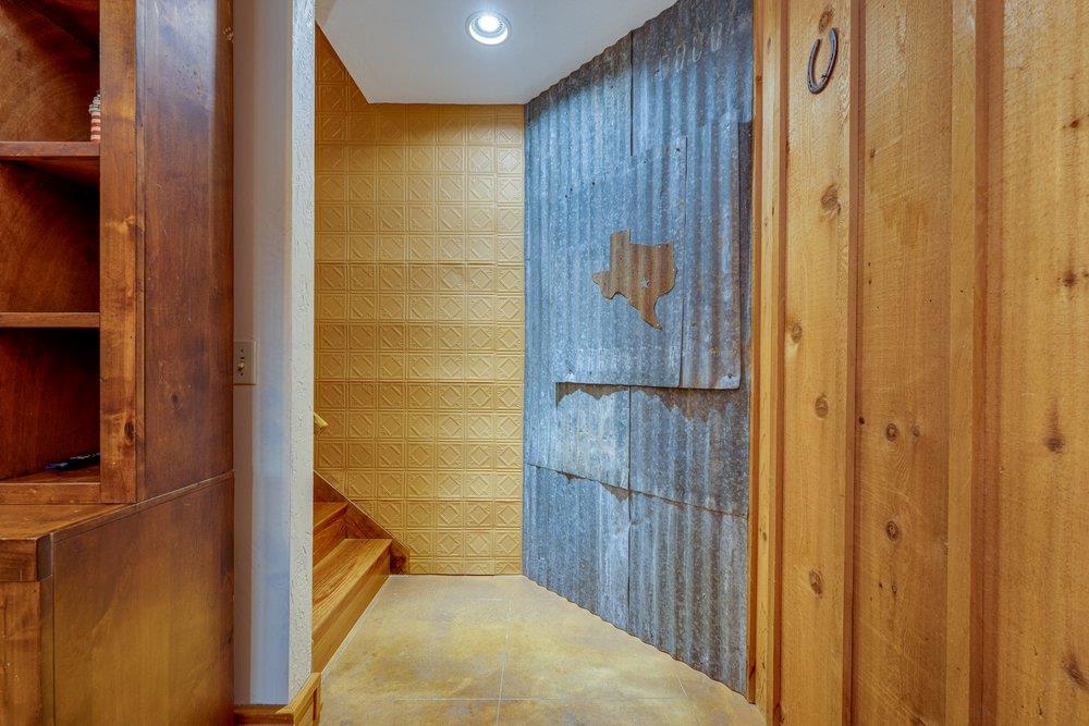 21008 W Lakeshore Dr, Spicewood, TX 78669