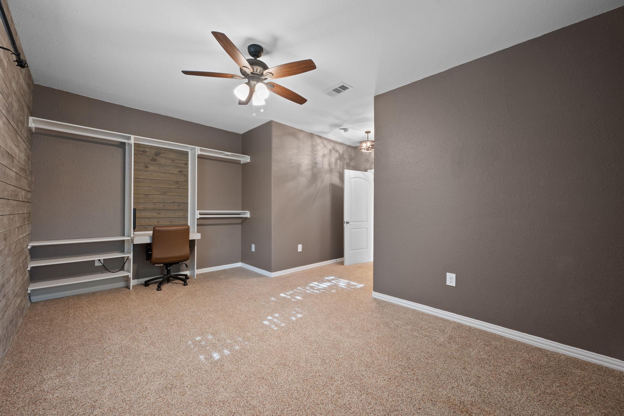 1131 E Fannin St, Luling, TX 78648