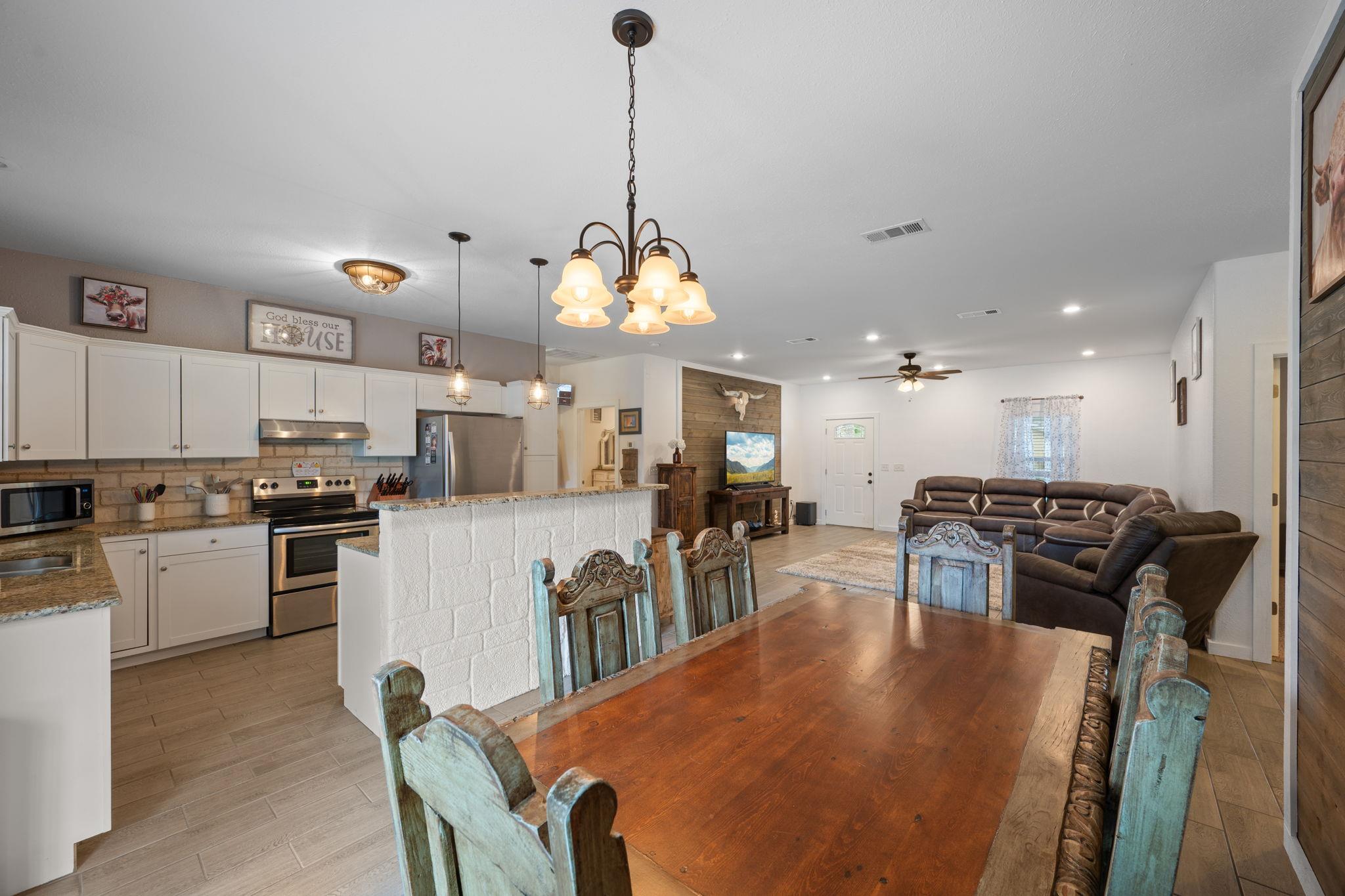 1131 E Fannin St, Luling, TX 78648