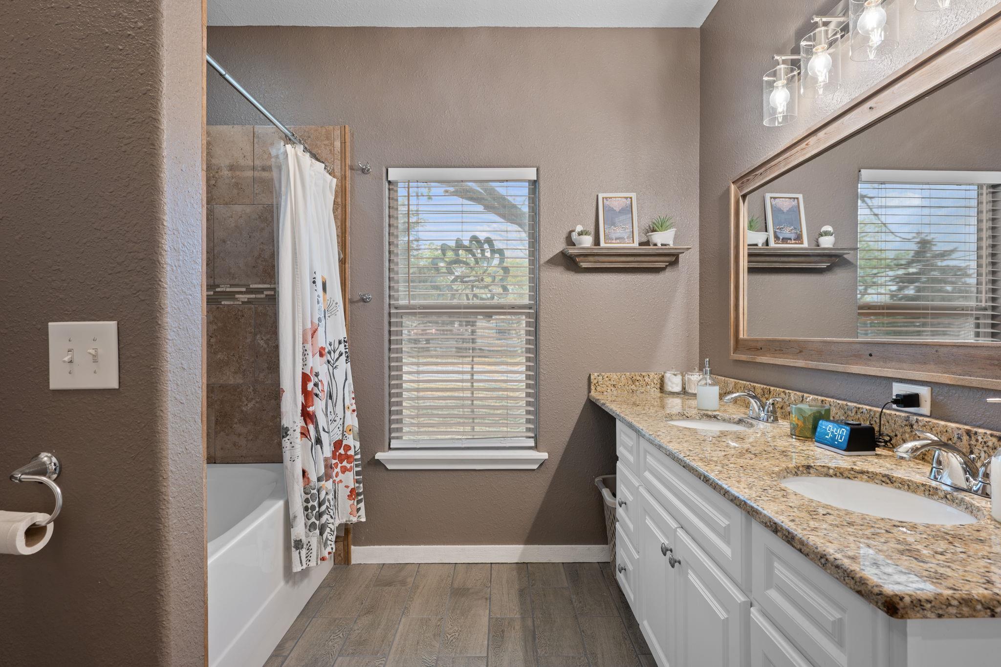 1131 E Fannin St, Luling, TX 78648