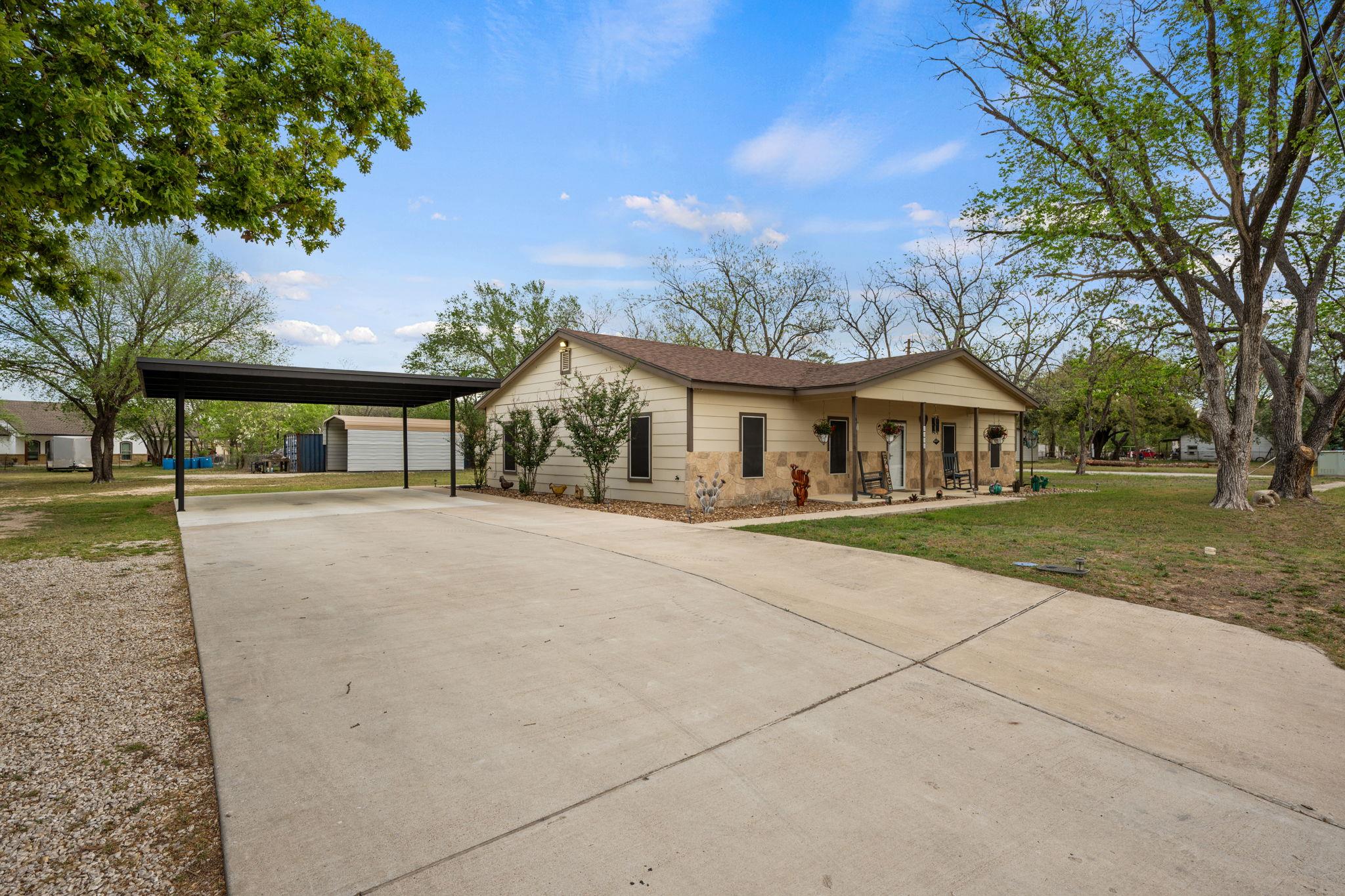 1131 E Fannin St, Luling, TX 78648