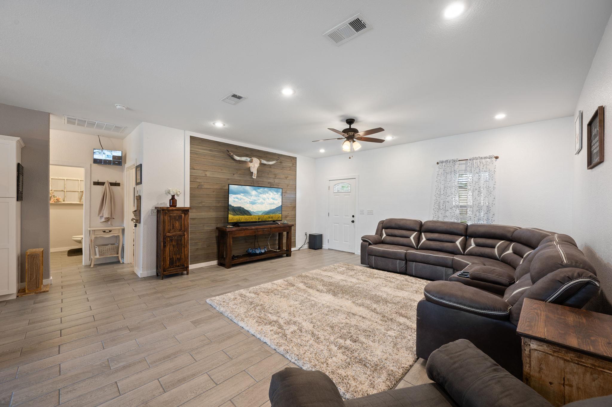 1131 E Fannin St, Luling, TX 78648