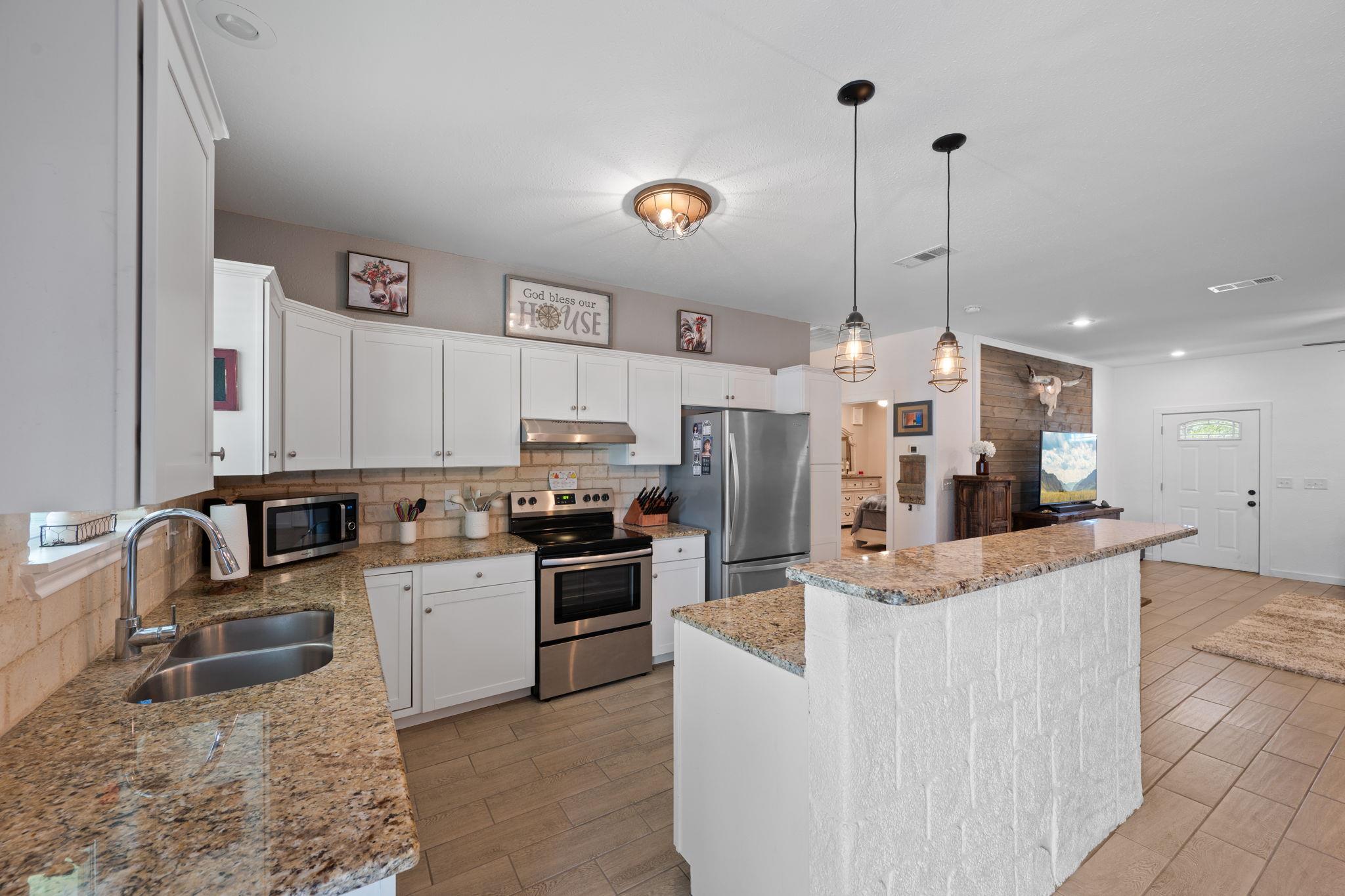 1131 E Fannin St, Luling, TX 78648