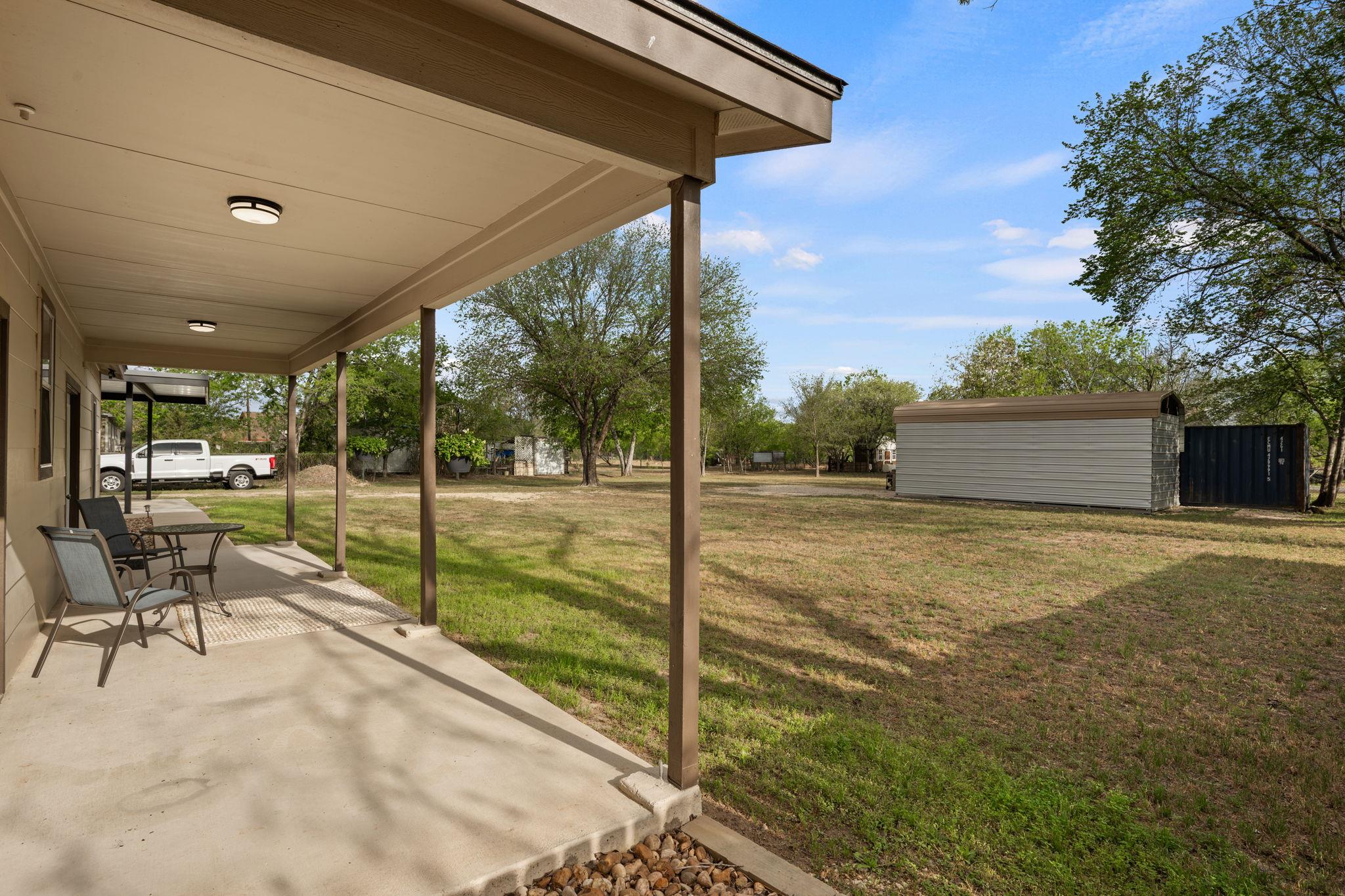 1131 E Fannin St, Luling, TX 78648