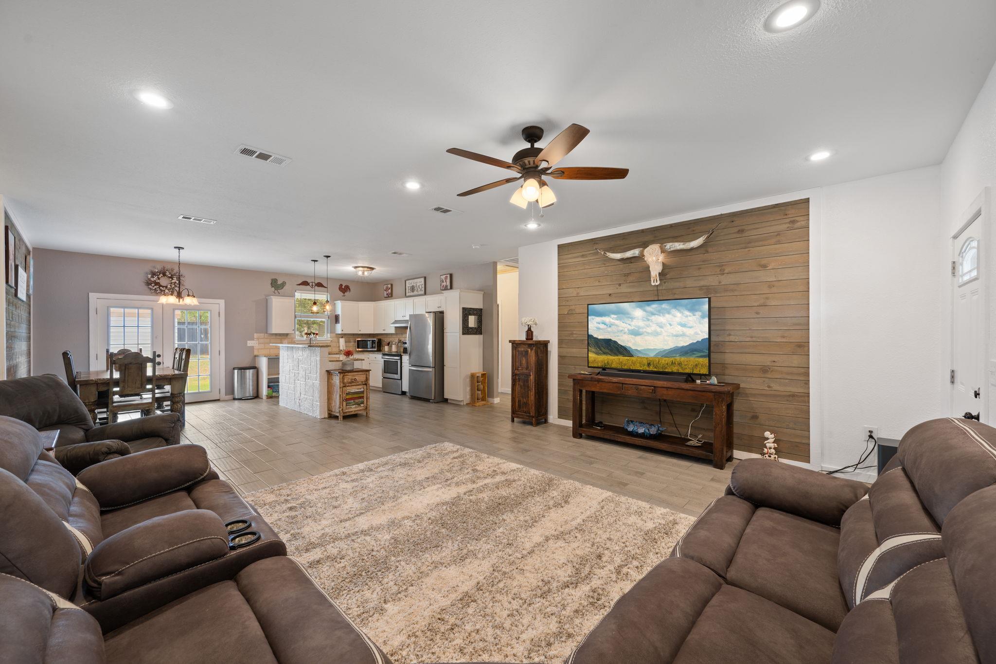 1131 E Fannin St, Luling, TX 78648