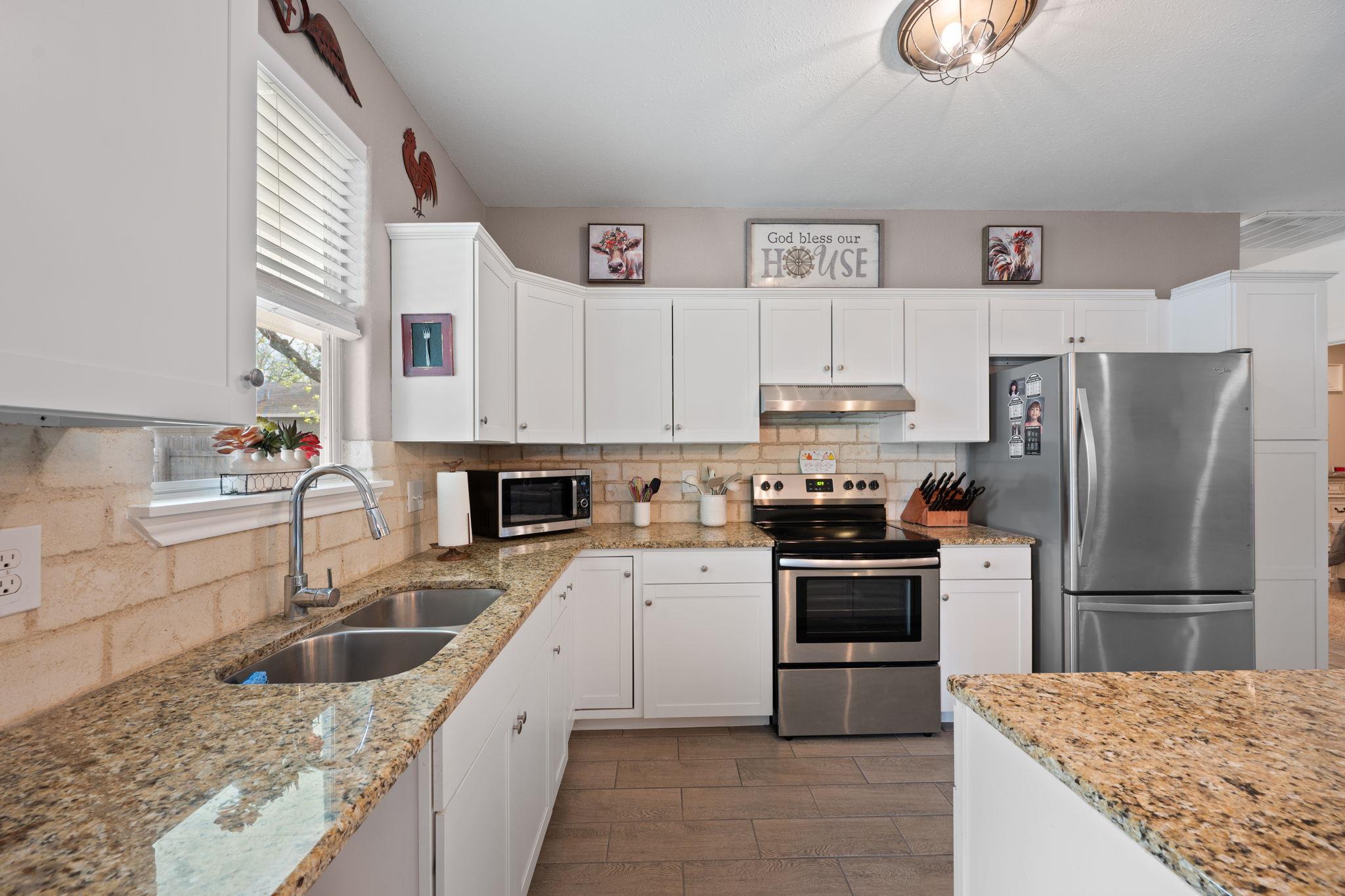 1131 E Fannin St, Luling, TX 78648