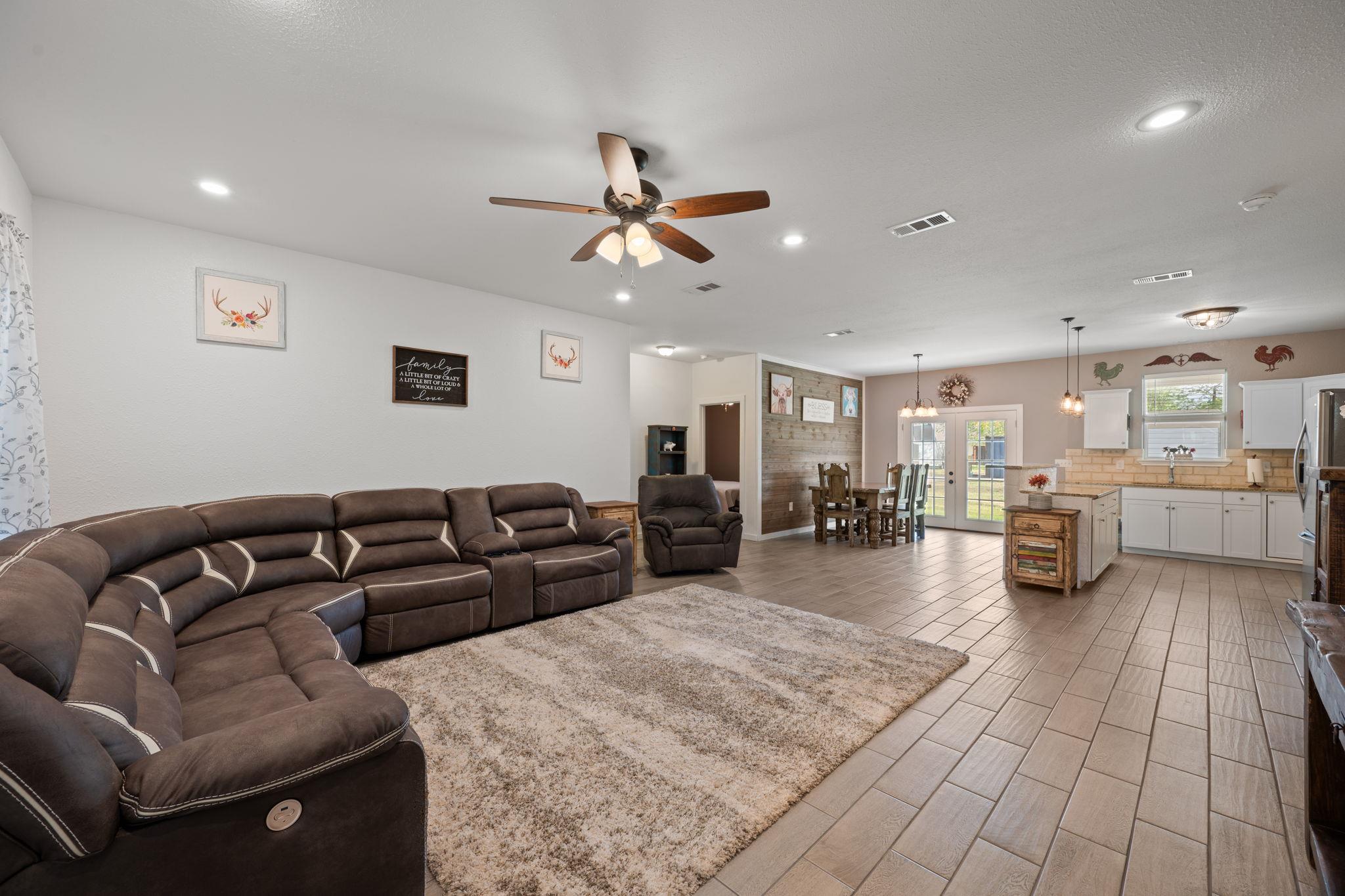 1131 E Fannin St, Luling, TX 78648