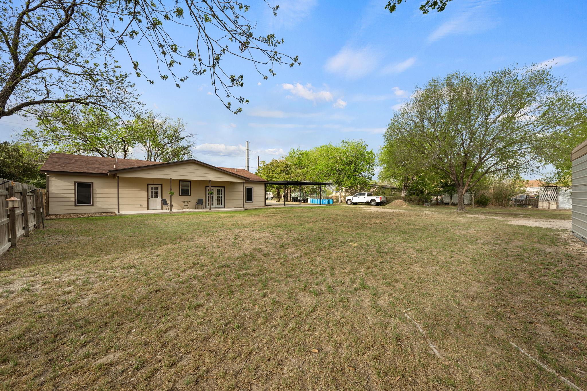1131 E Fannin St, Luling, TX 78648