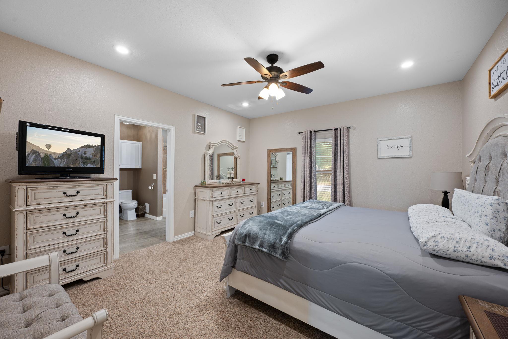 1131 E Fannin St, Luling, TX 78648