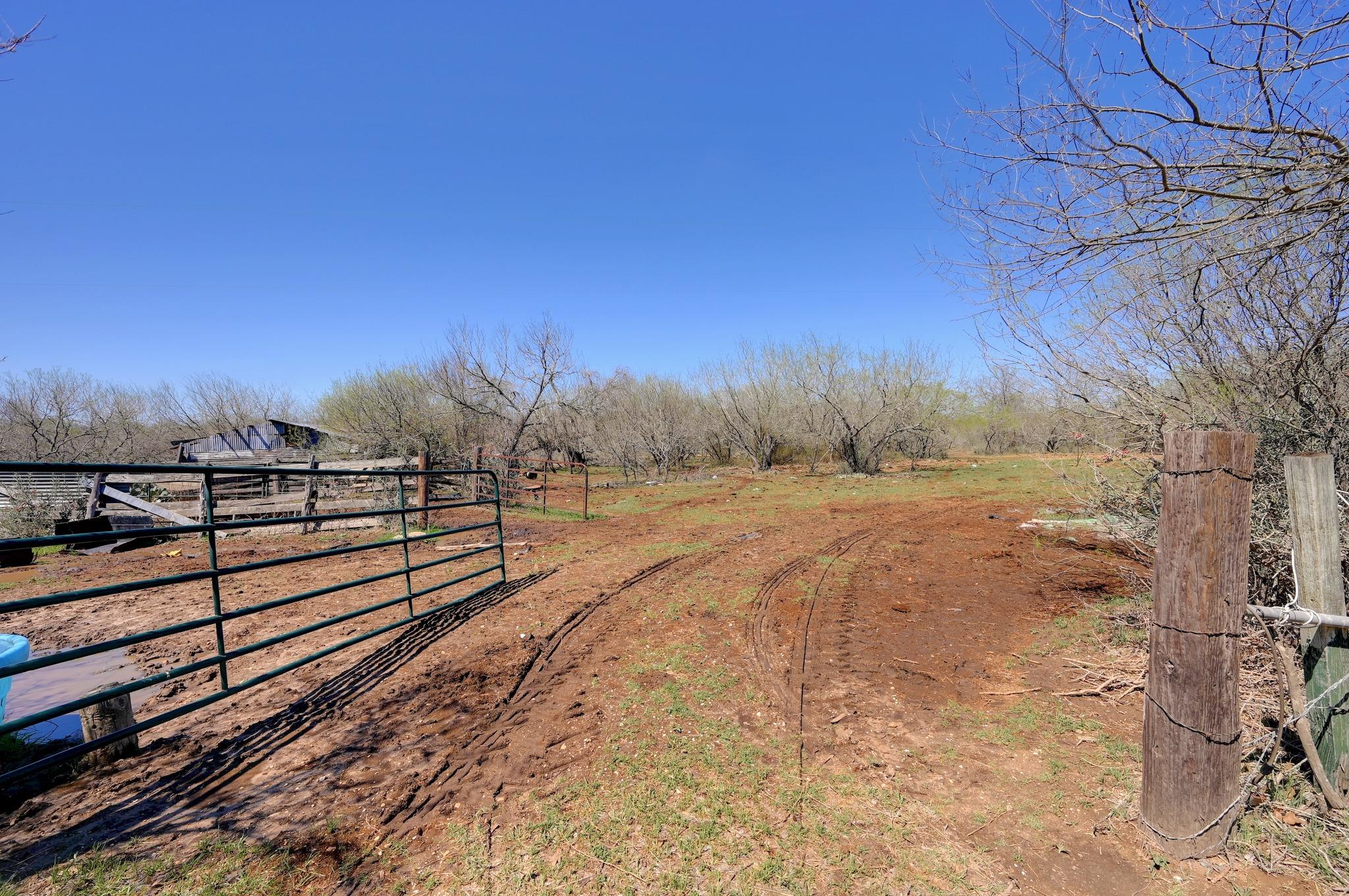 000 Cr 420, Waelder, TX 78959