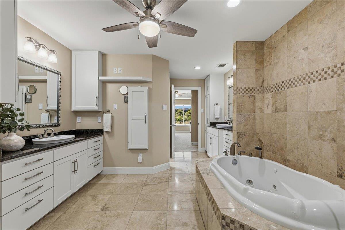 25207 Lake View Dr, Spicewood, TX 78669