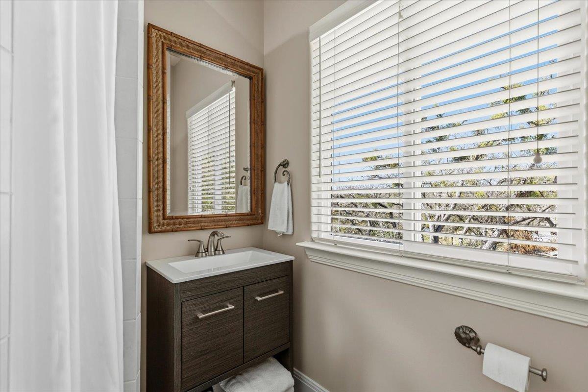 25207 Lake View Dr, Spicewood, TX 78669