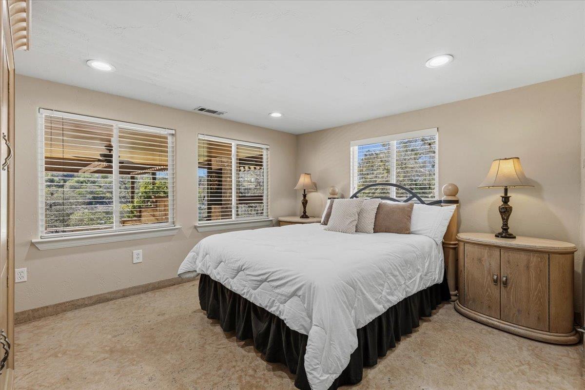 25207 Lake View Dr, Spicewood, TX 78669