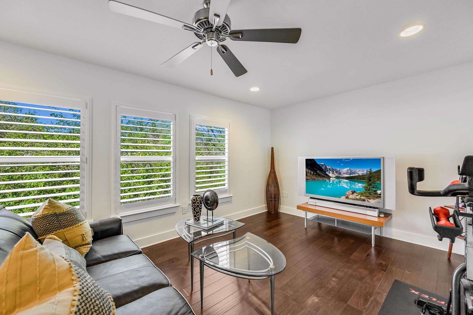 2100 E 10th St, Austin, TX 78702