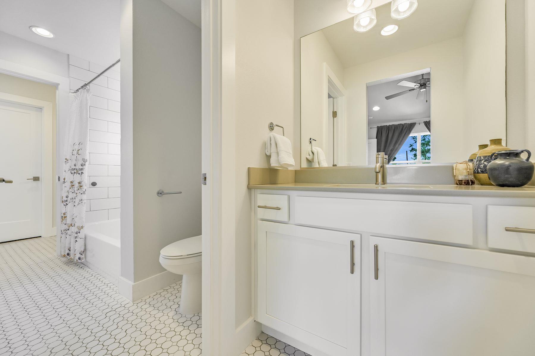 2100 E 10th St, Austin, TX 78702