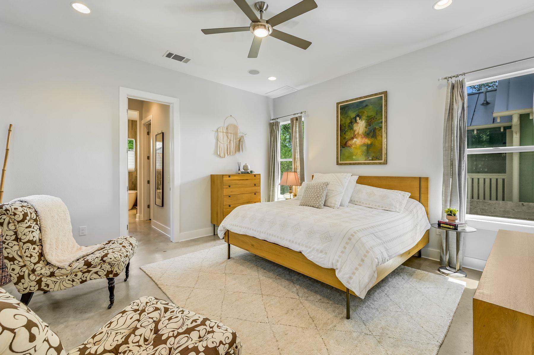 2100 E 10th St, Austin, TX 78702