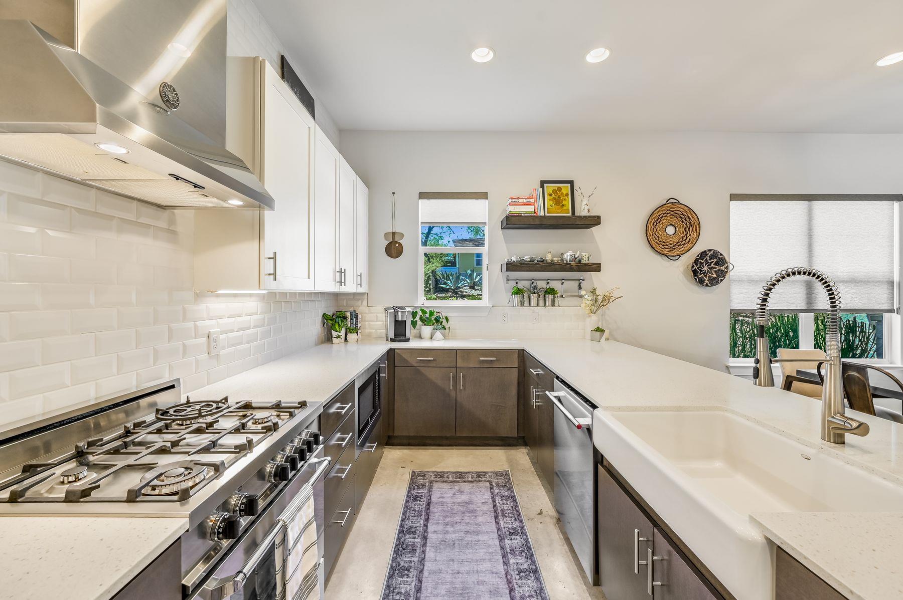 2100 E 10th St, Austin, TX 78702