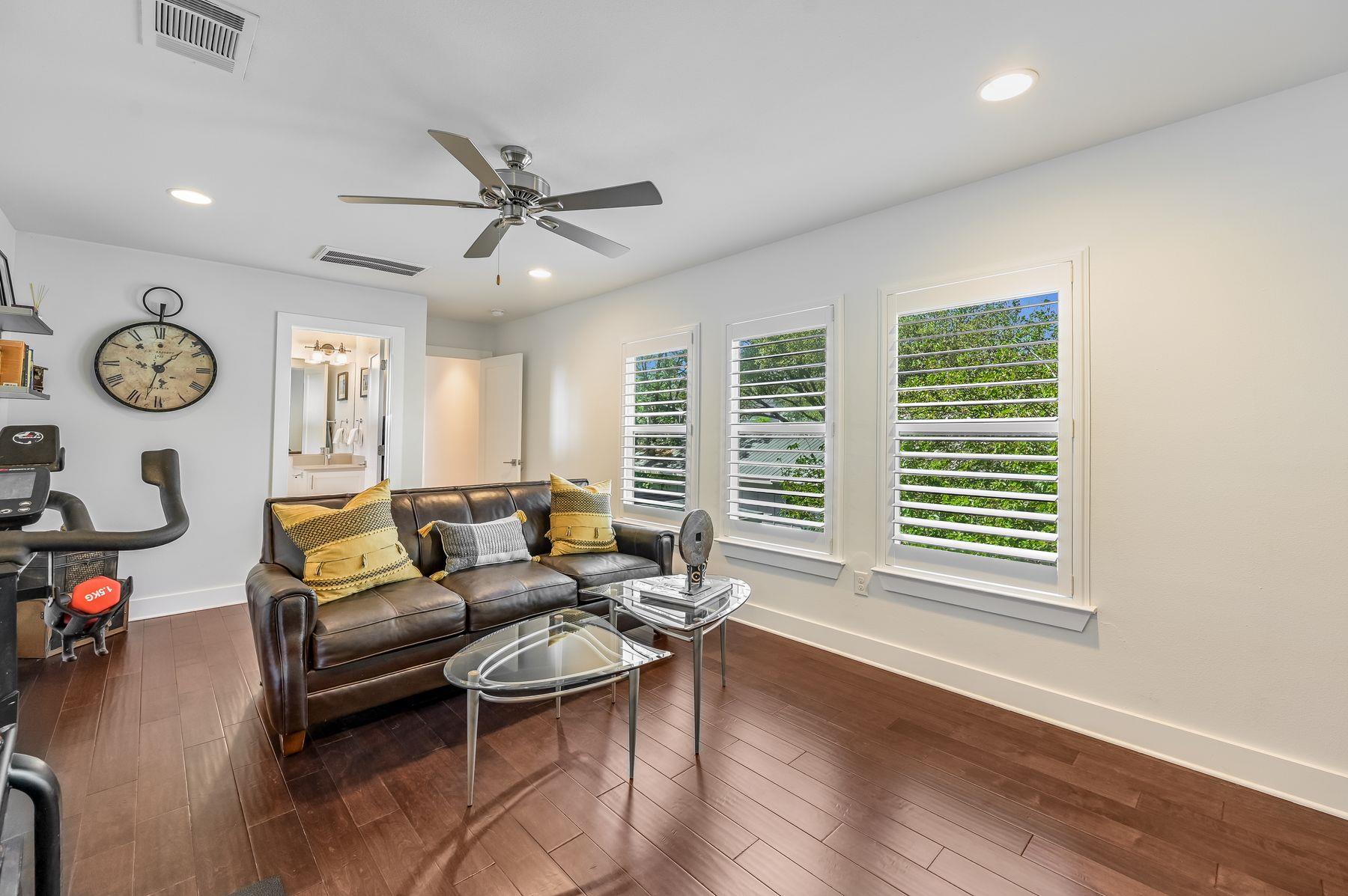 2100 E 10th St, Austin, TX 78702