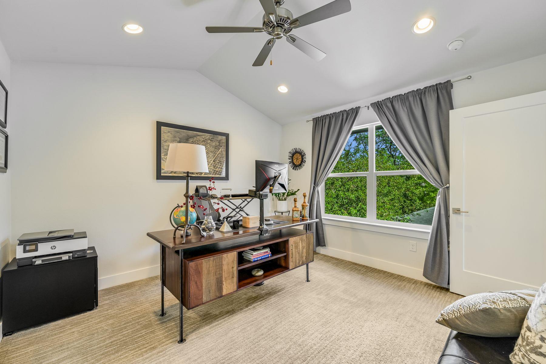 2100 E 10th St, Austin, TX 78702