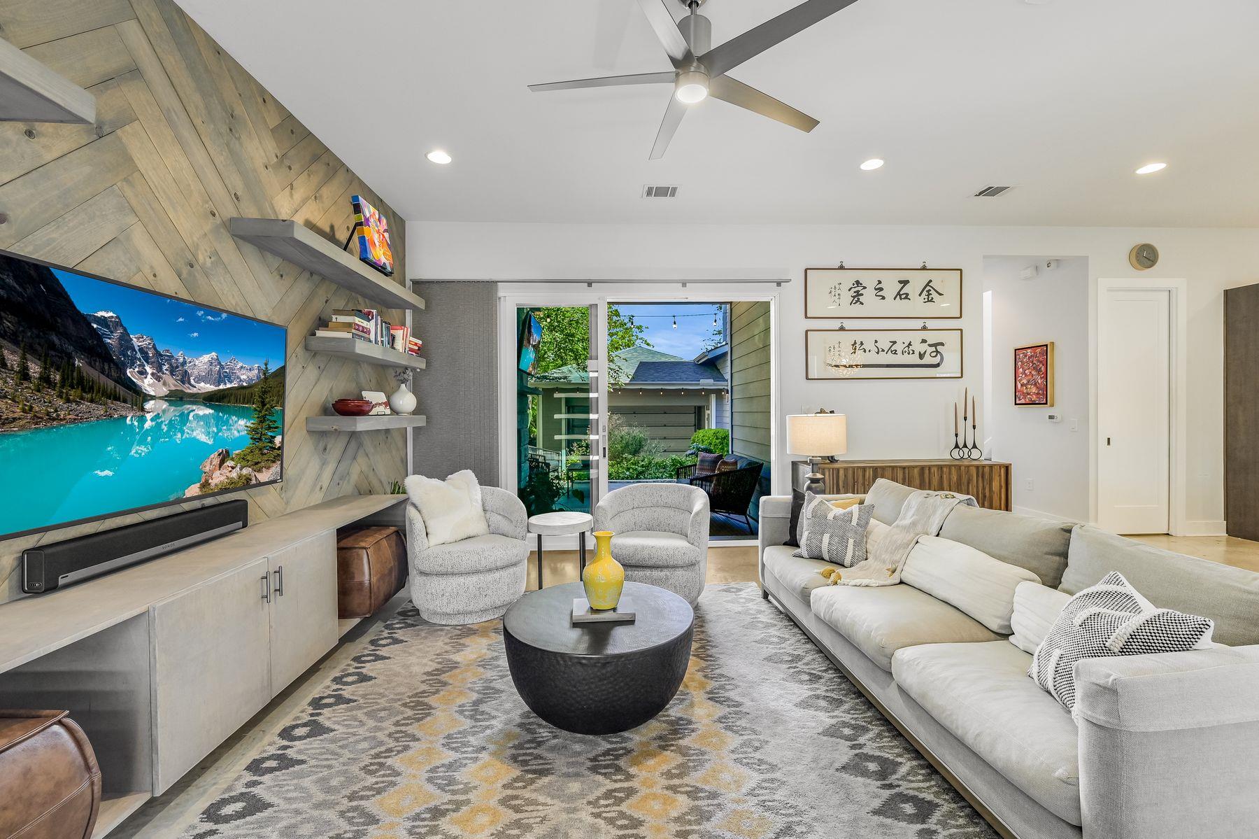 2100 E 10th St, Austin, TX 78702