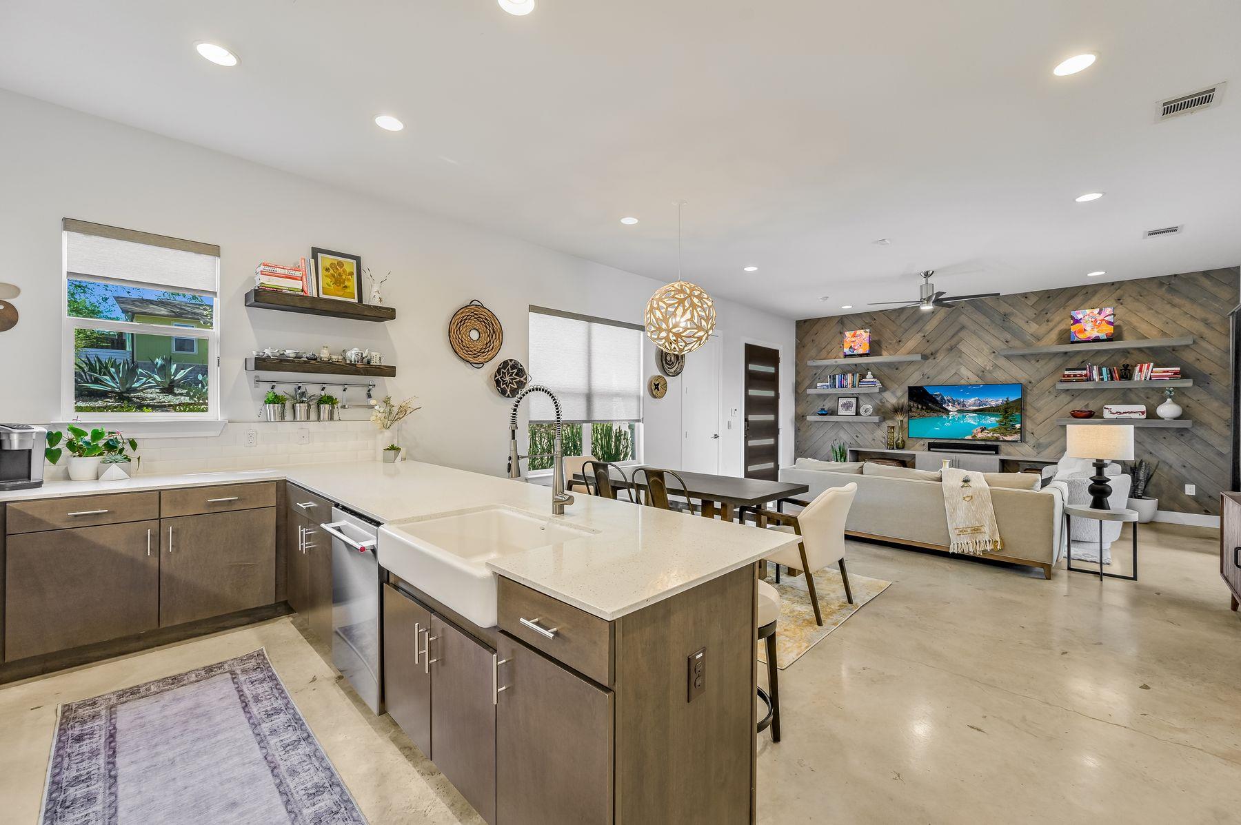 2100 E 10th St, Austin, TX 78702