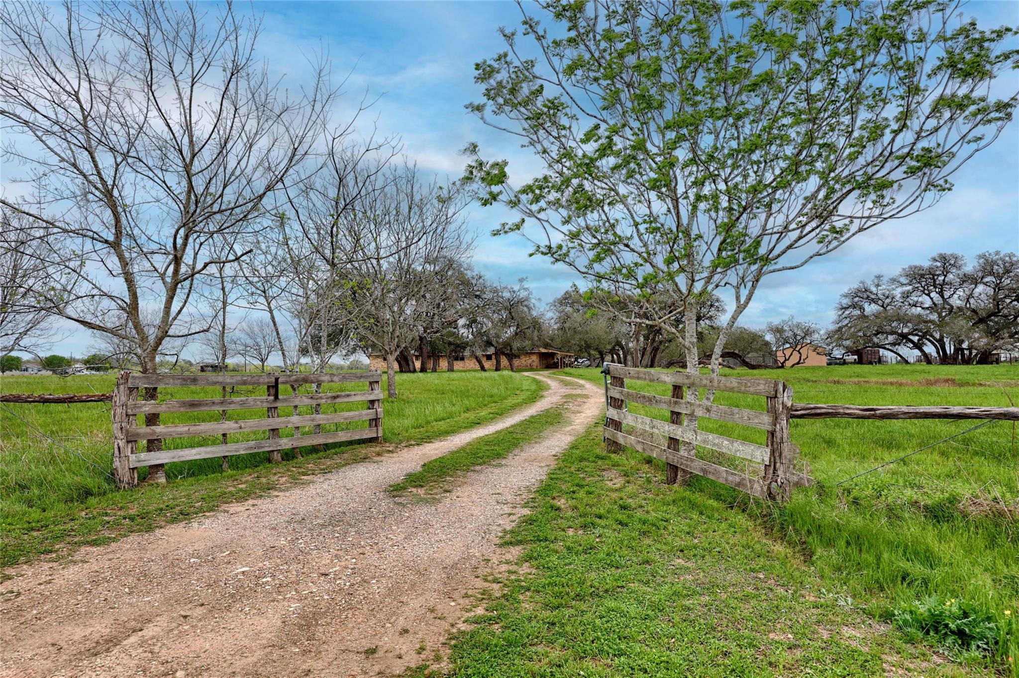 341 County Road 233 Rd, Hallettsville, TX 77964