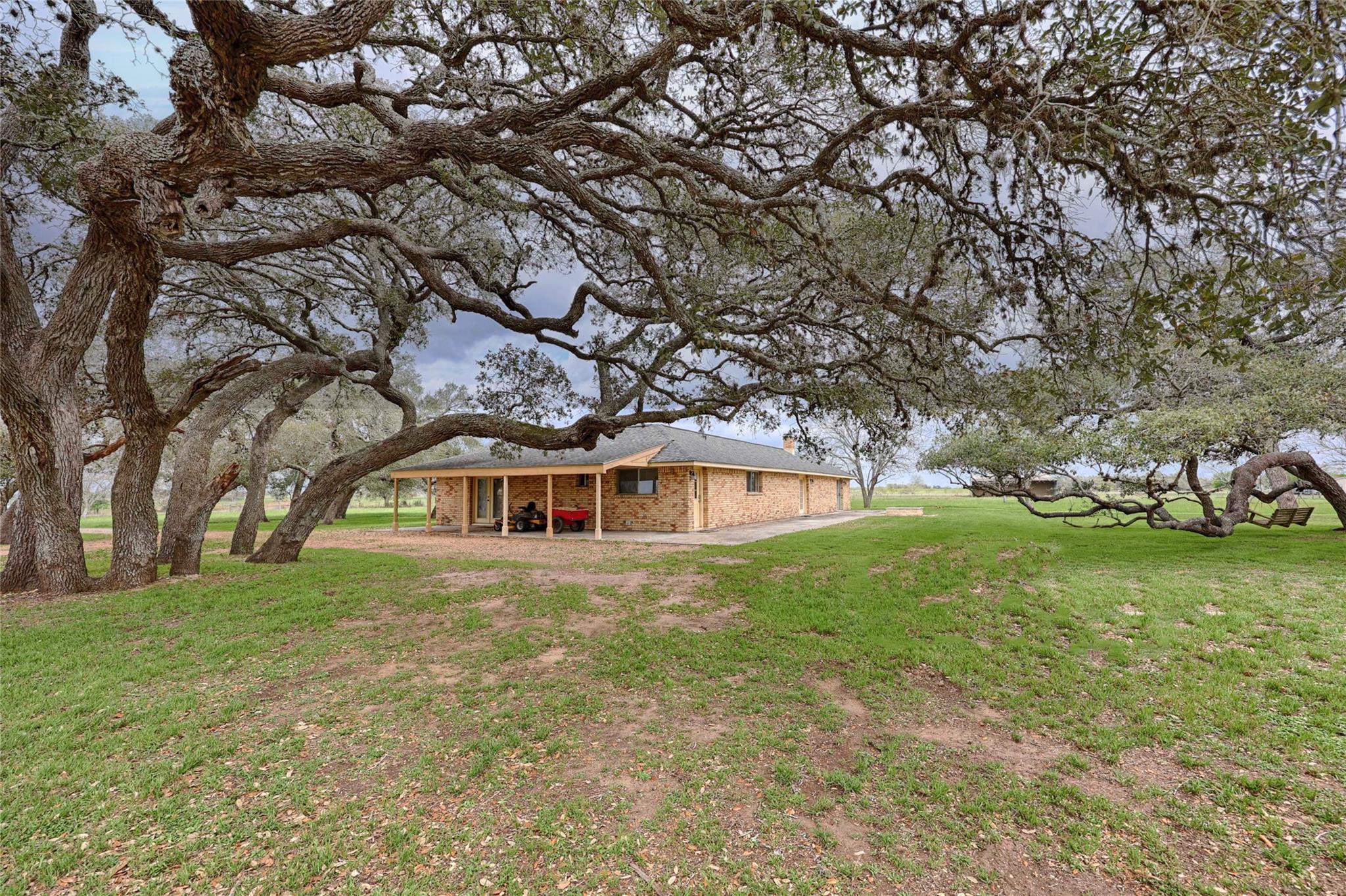 341 County Road 233 Rd, Hallettsville, TX 77964