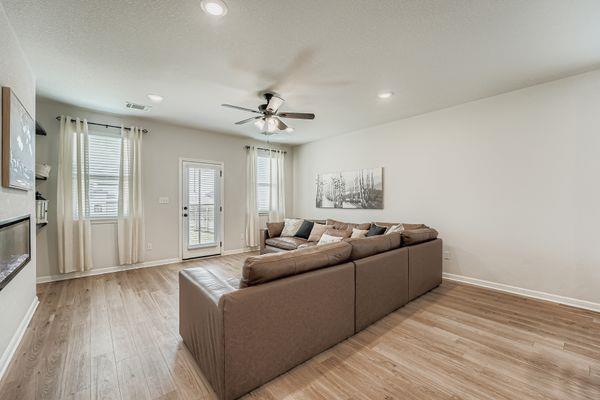 148 Gullivers Dr, Elgin, TX 78621