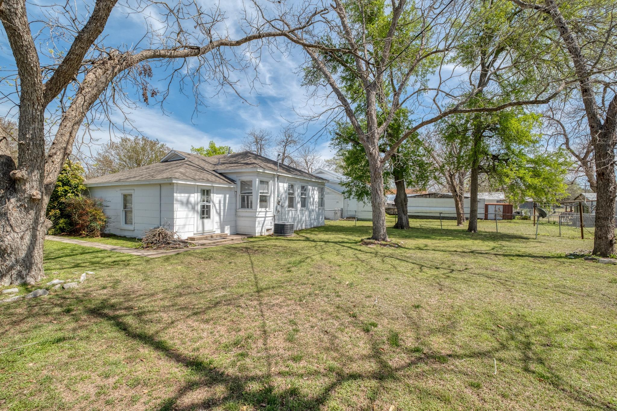 710 N Avenue H, Elgin, TX 78621