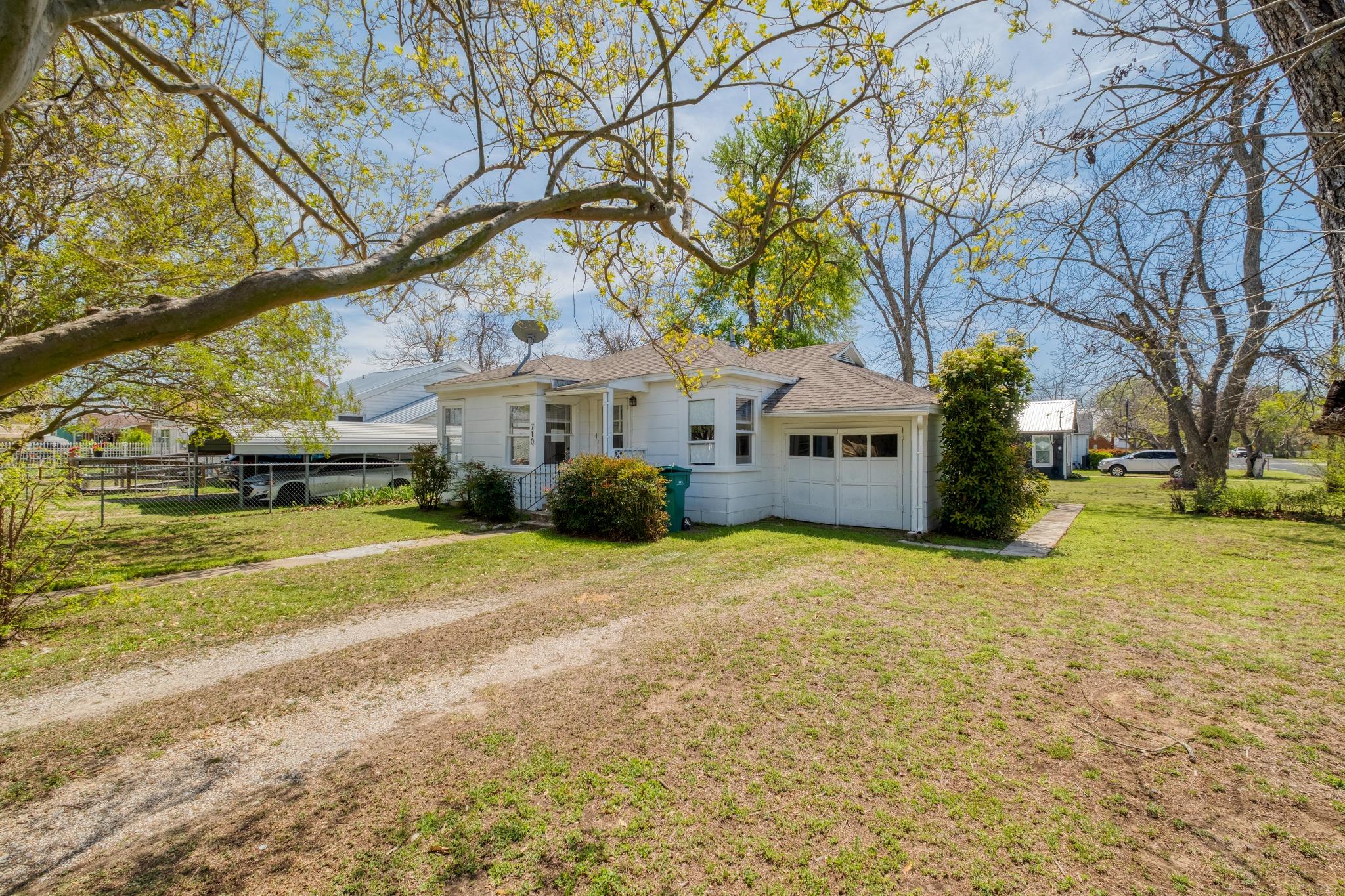 710 N Avenue H, Elgin, TX 78621