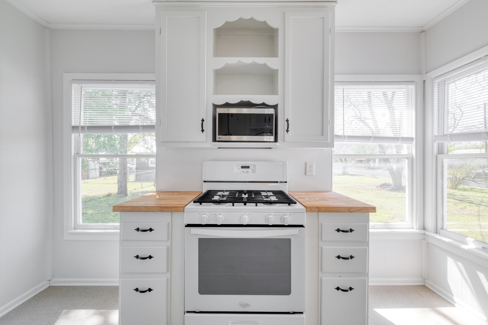 710 N Avenue H, Elgin, TX 78621