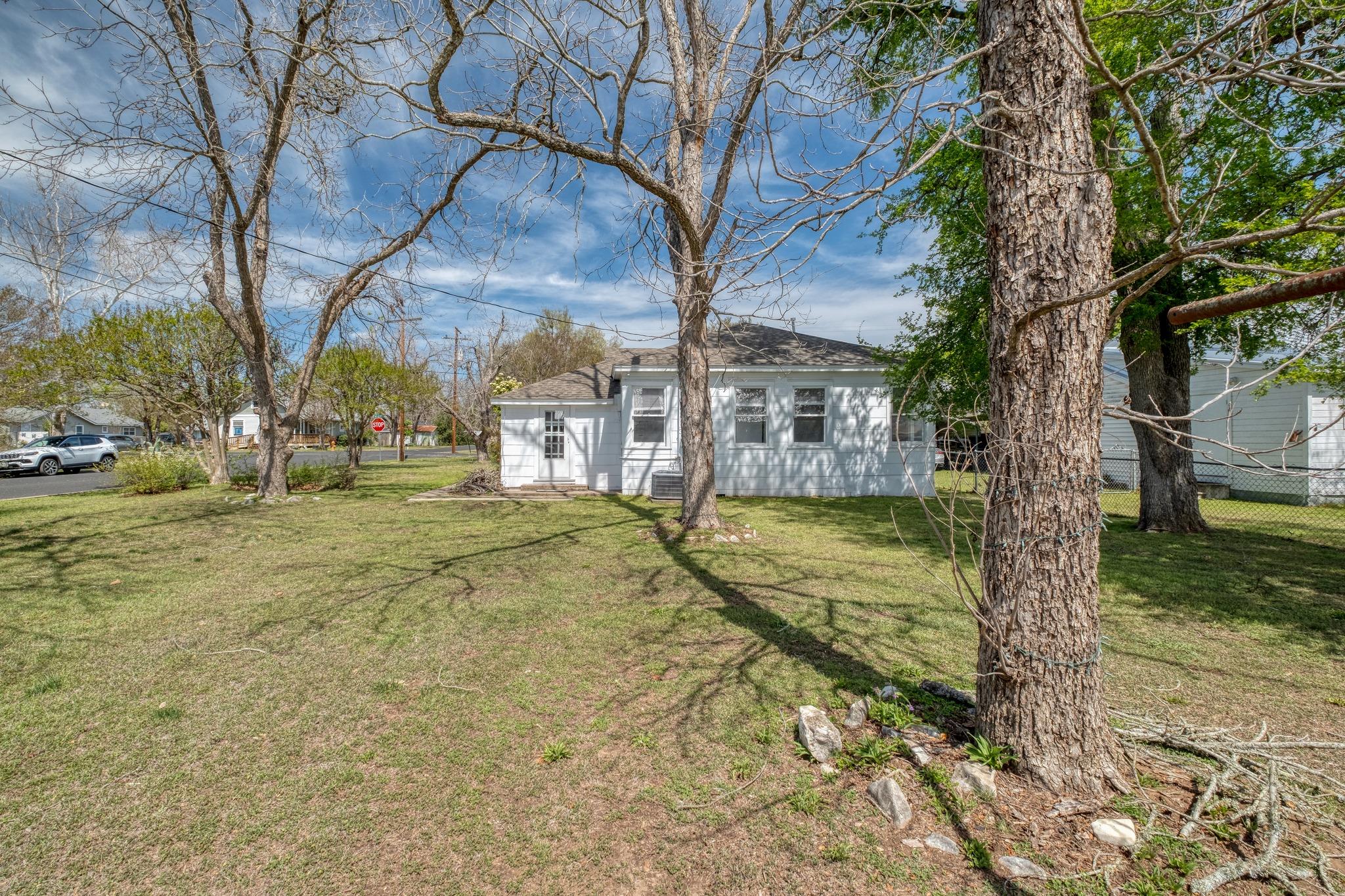 710 N Avenue H, Elgin, TX 78621