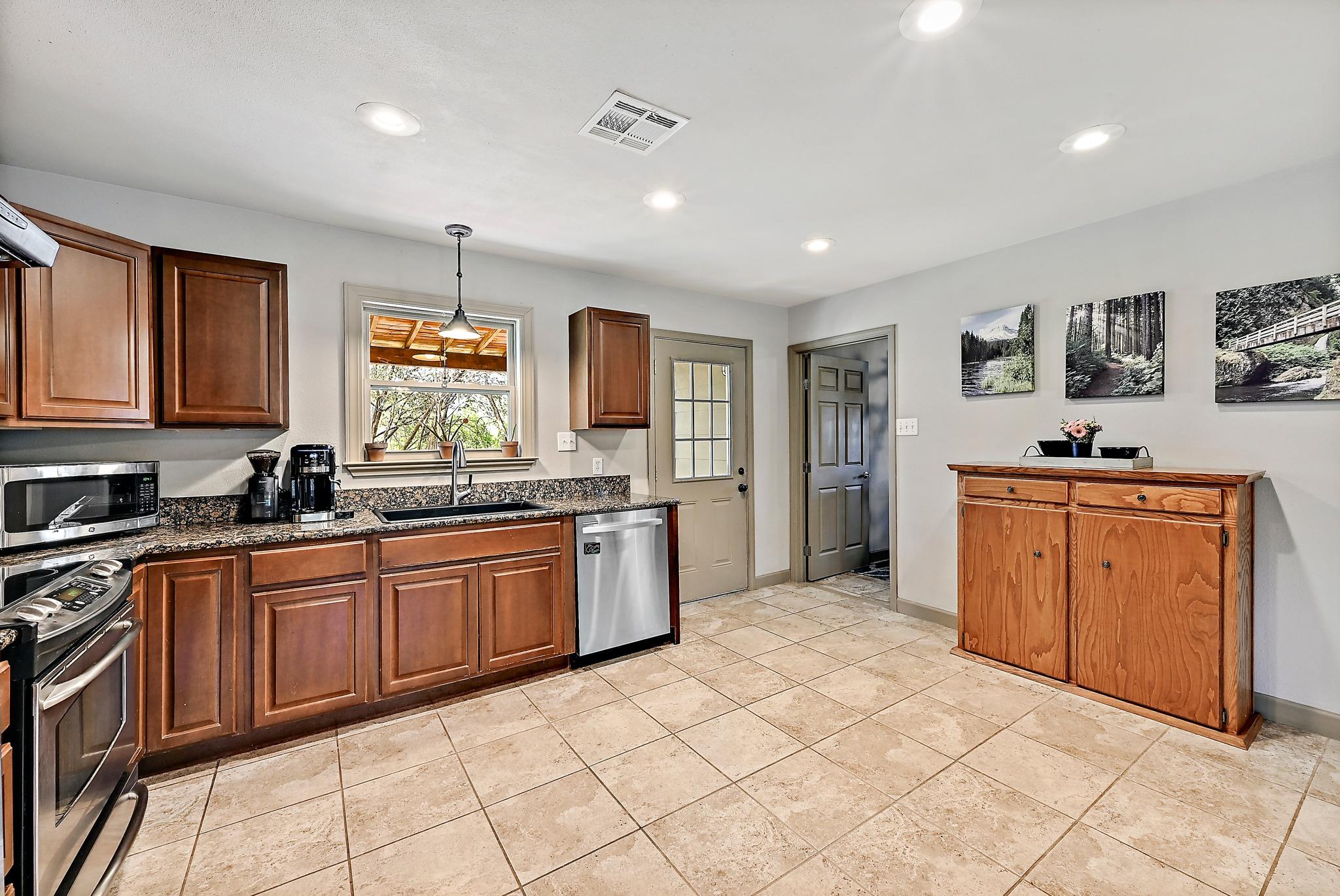 24807 Martin Ln, Spicewood, TX 78669