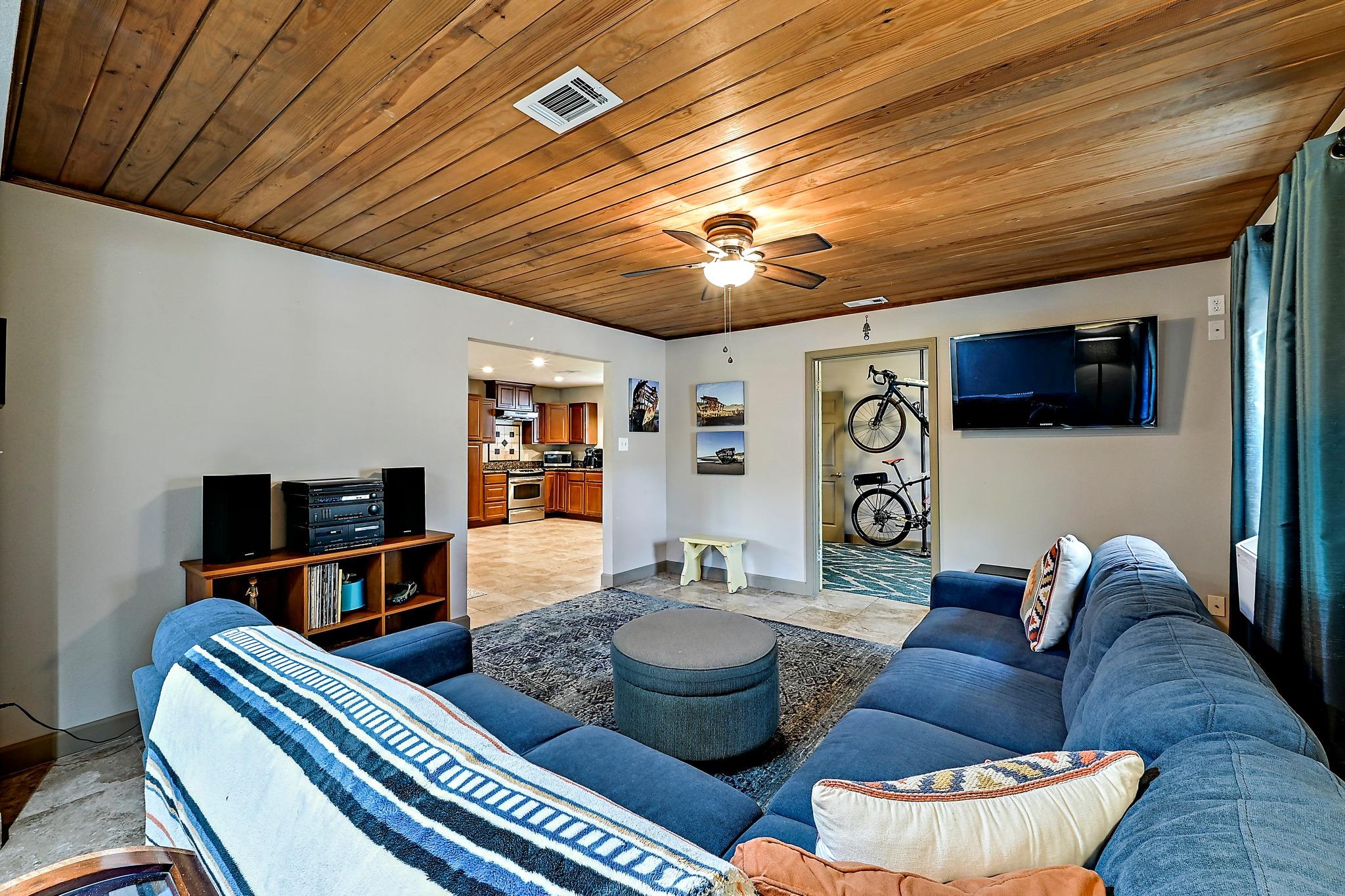 24807 Martin Ln, Spicewood, TX 78669