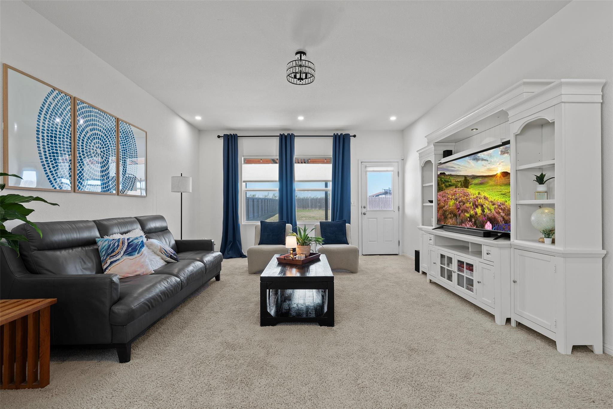 305 Redfish Ln, Hutto, TX 78634