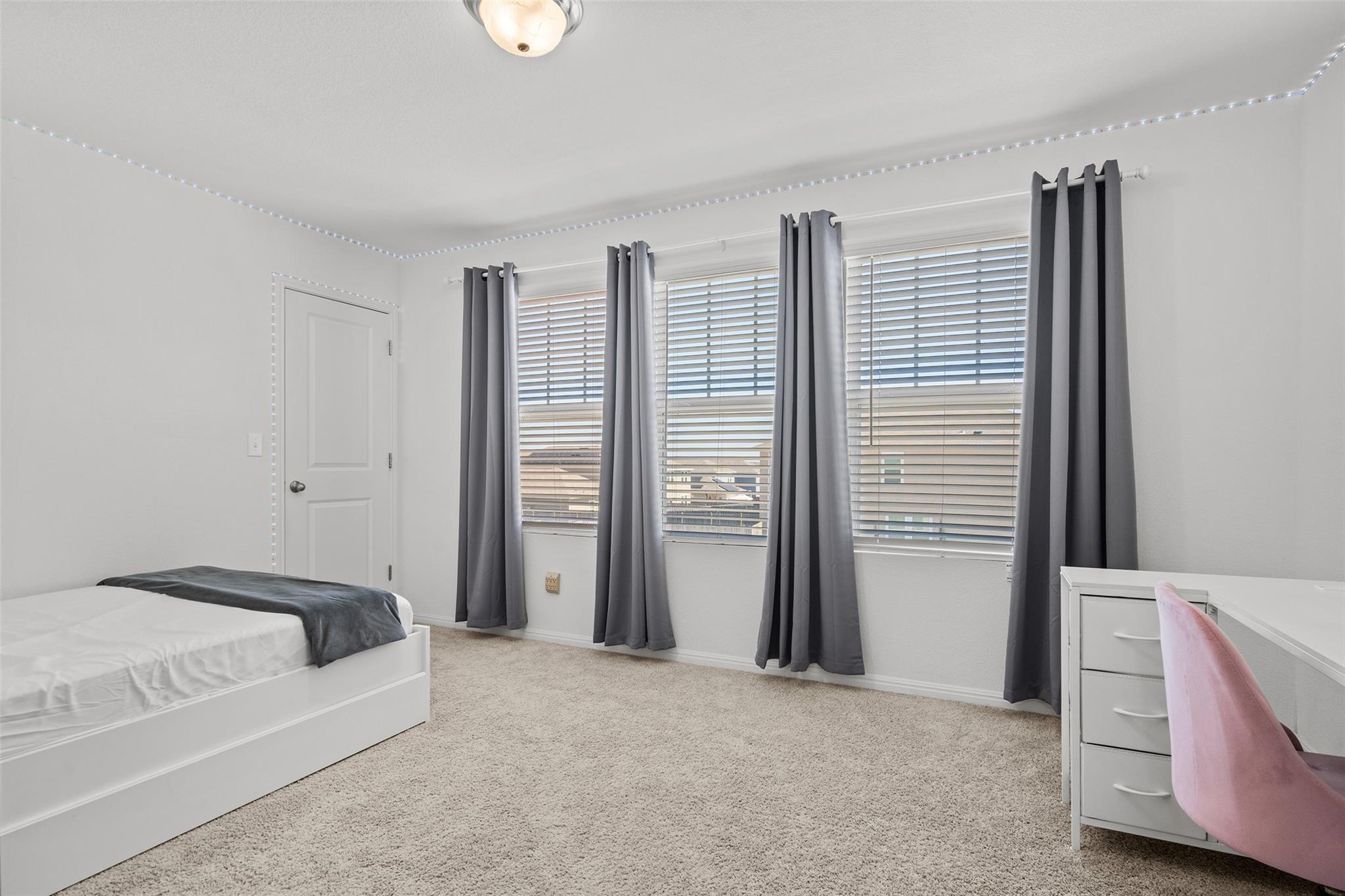 305 Redfish Ln, Hutto, TX 78634