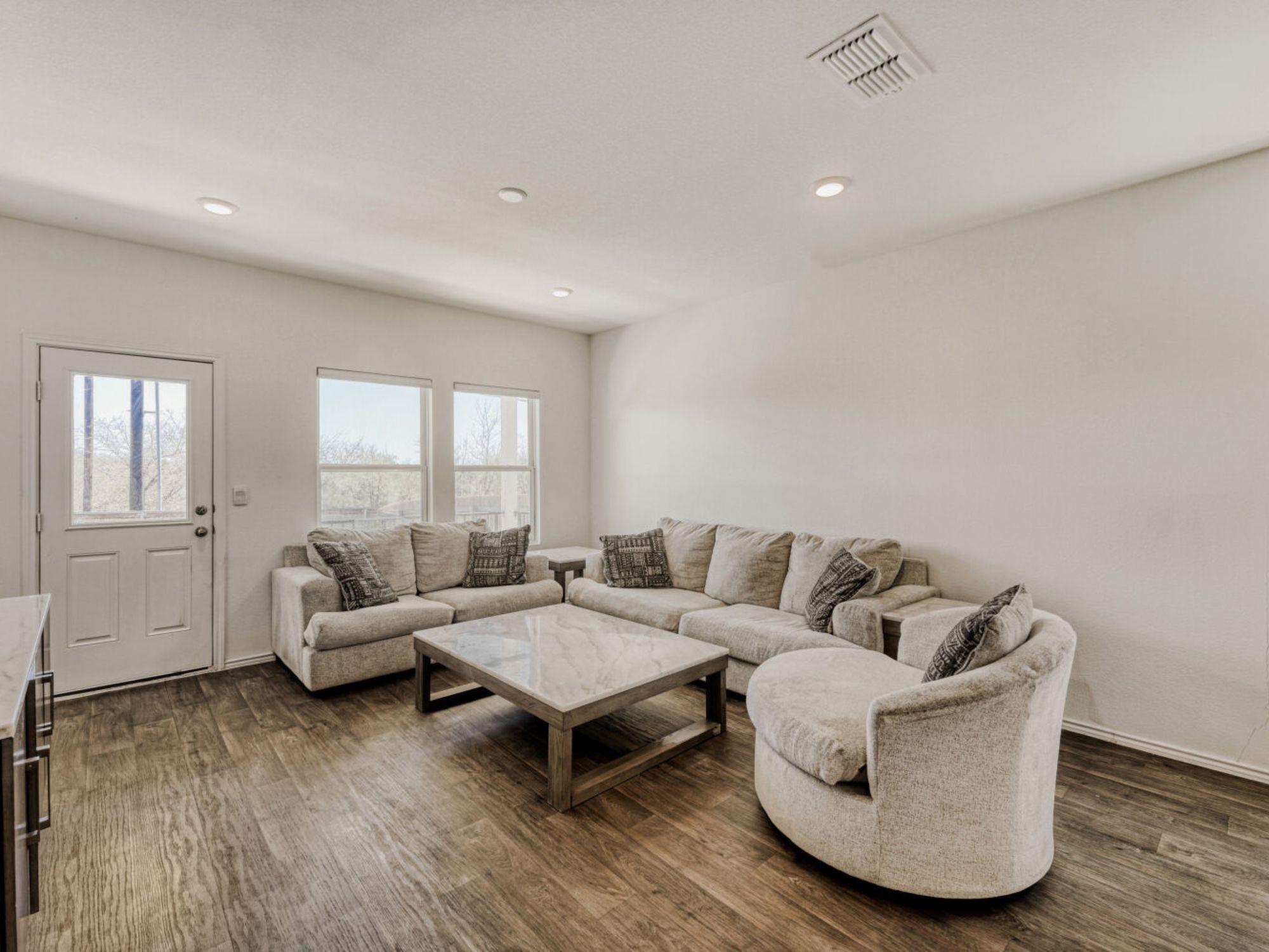 12421 Silversmith Ln, Mustang Ridge, TX 78610