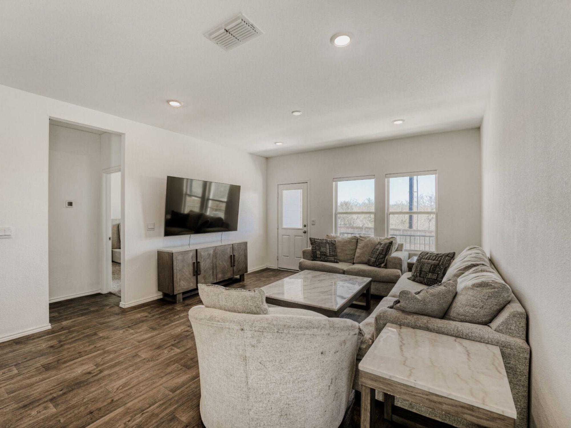 12421 Silversmith Ln, Mustang Ridge, TX 78610