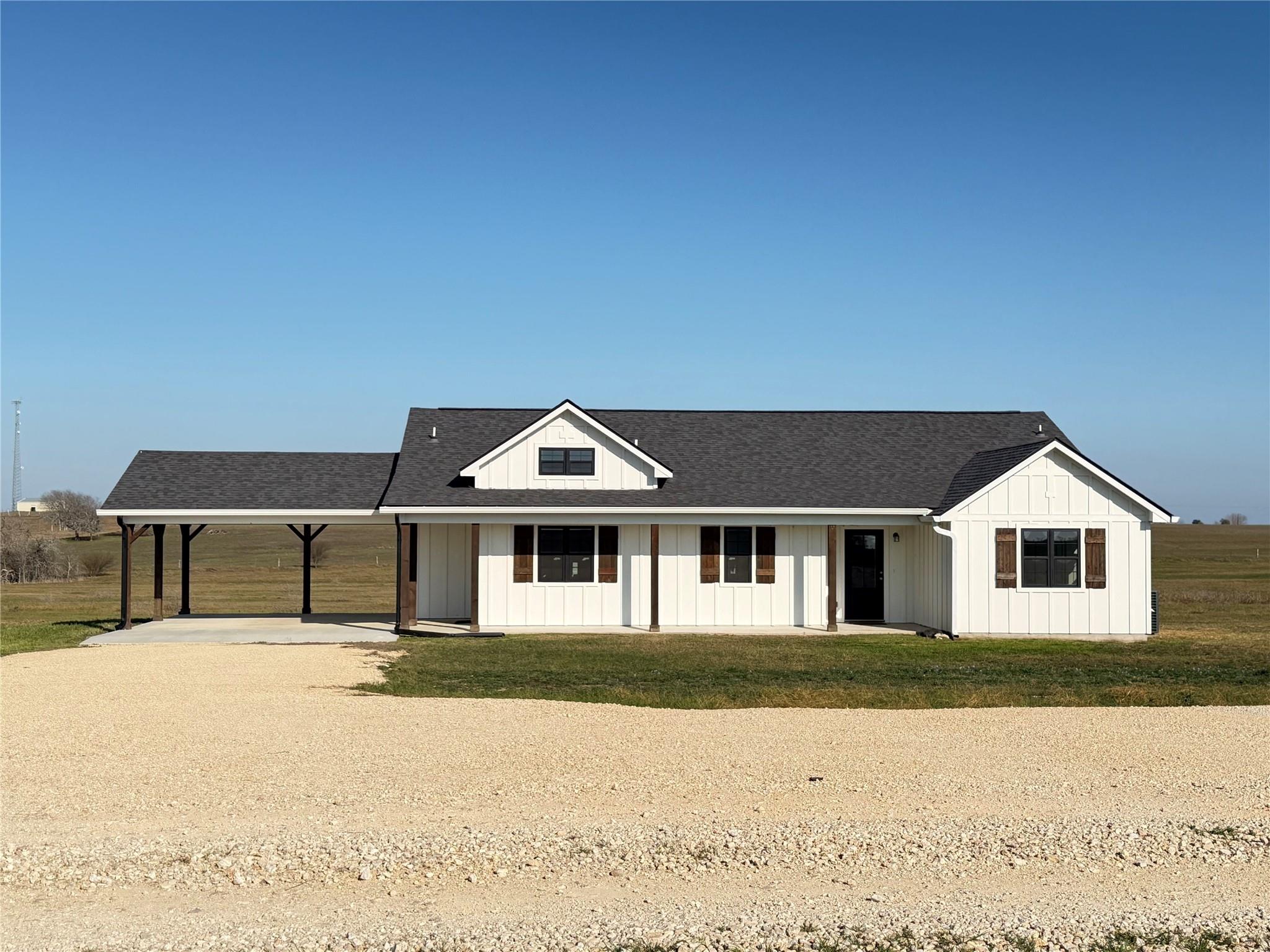 1742 Martinez Rd, Yoakum, TX 77995