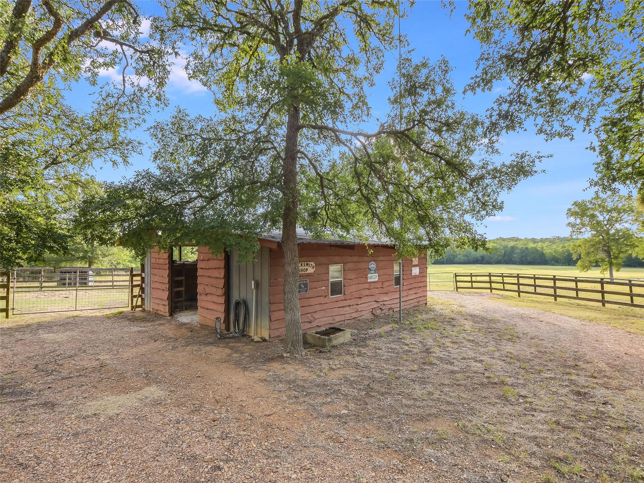 762 Karisch Rd, Giddings, TX 78942