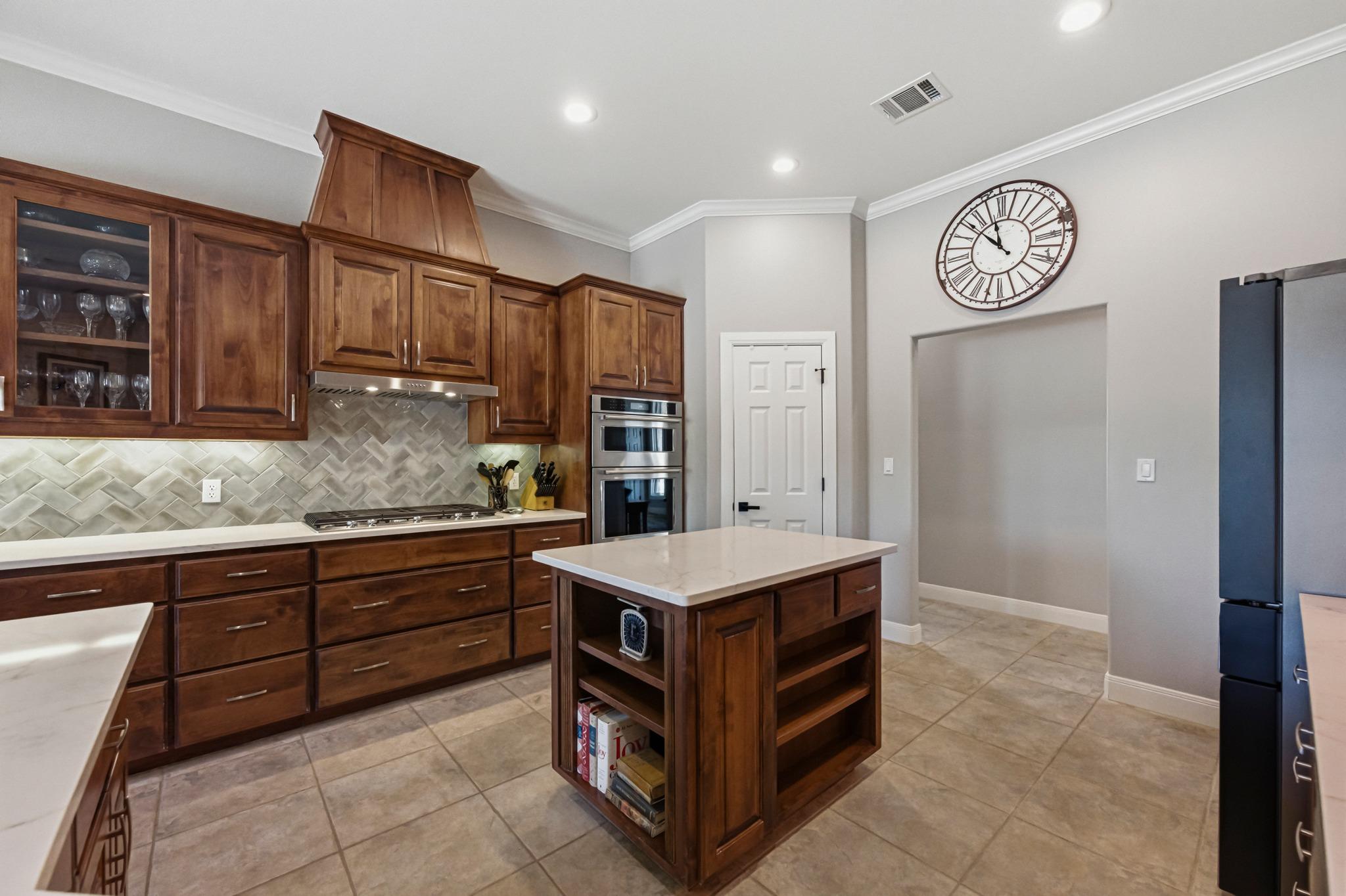 214 Trailmaster Cir, Driftwood, TX 78619