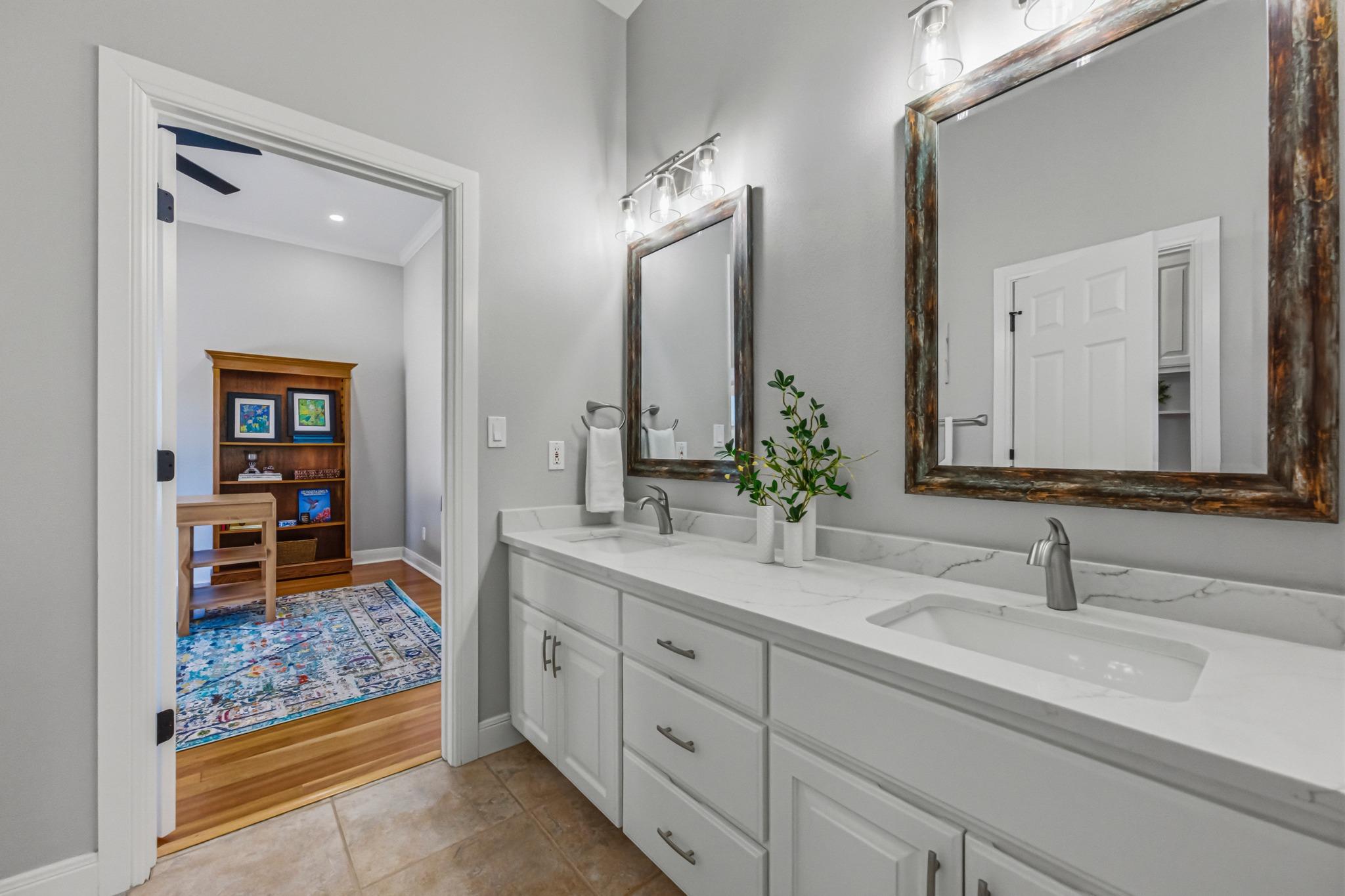 214 Trailmaster Cir, Driftwood, TX 78619