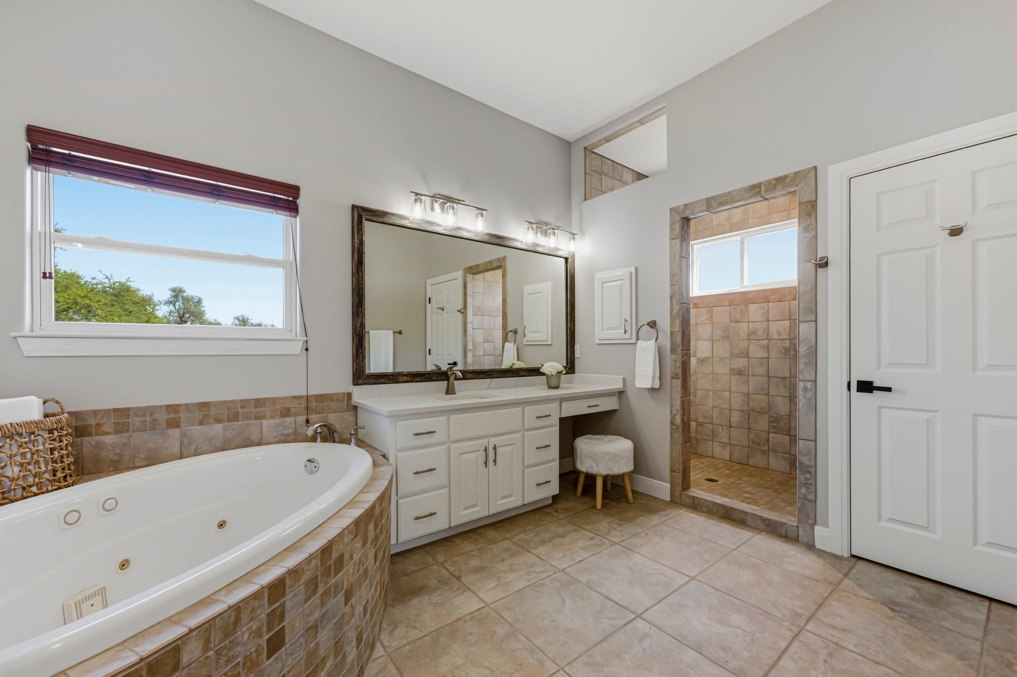 214 Trailmaster Cir, Driftwood, TX 78619