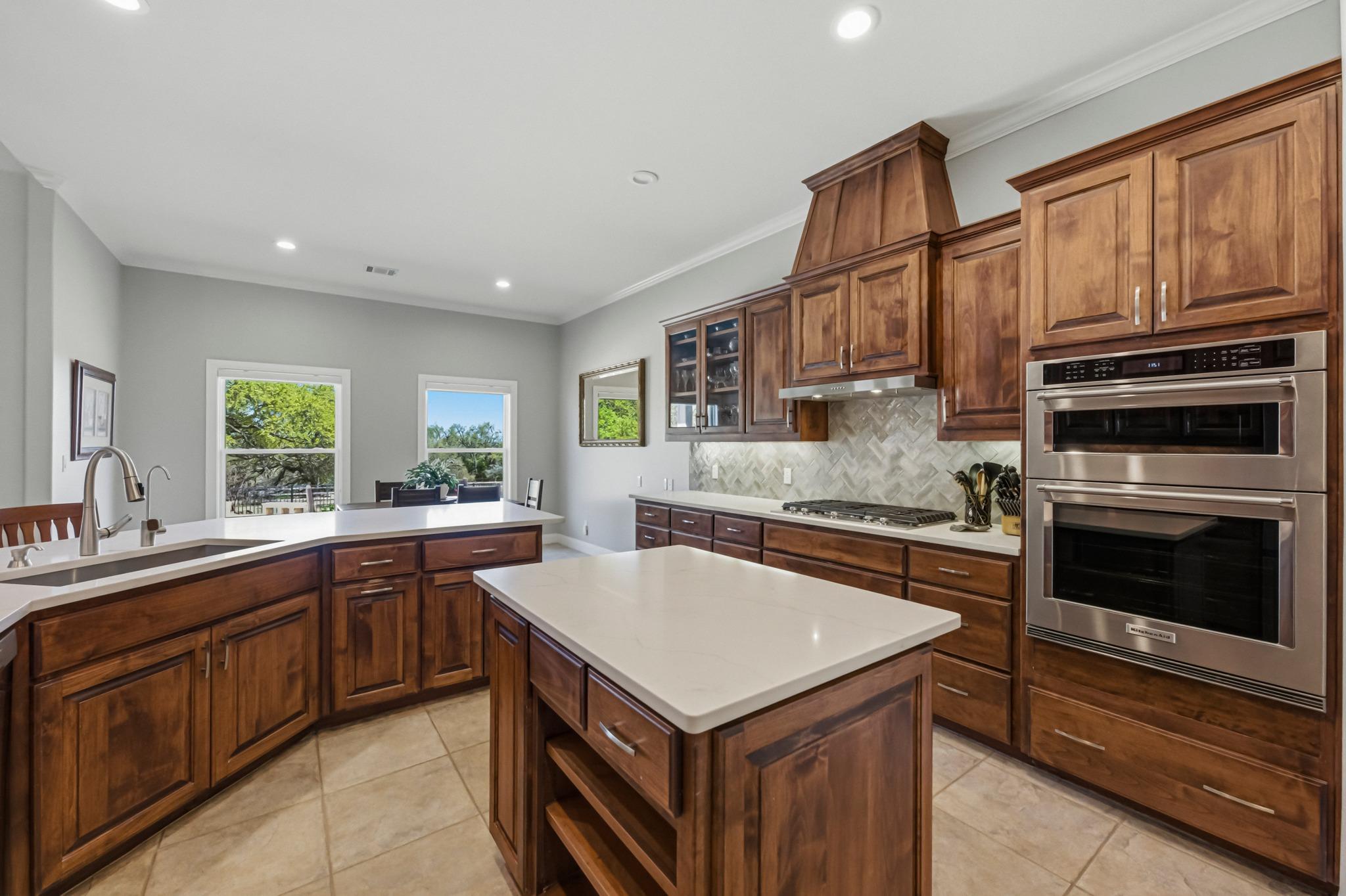 214 Trailmaster Cir, Driftwood, TX 78619