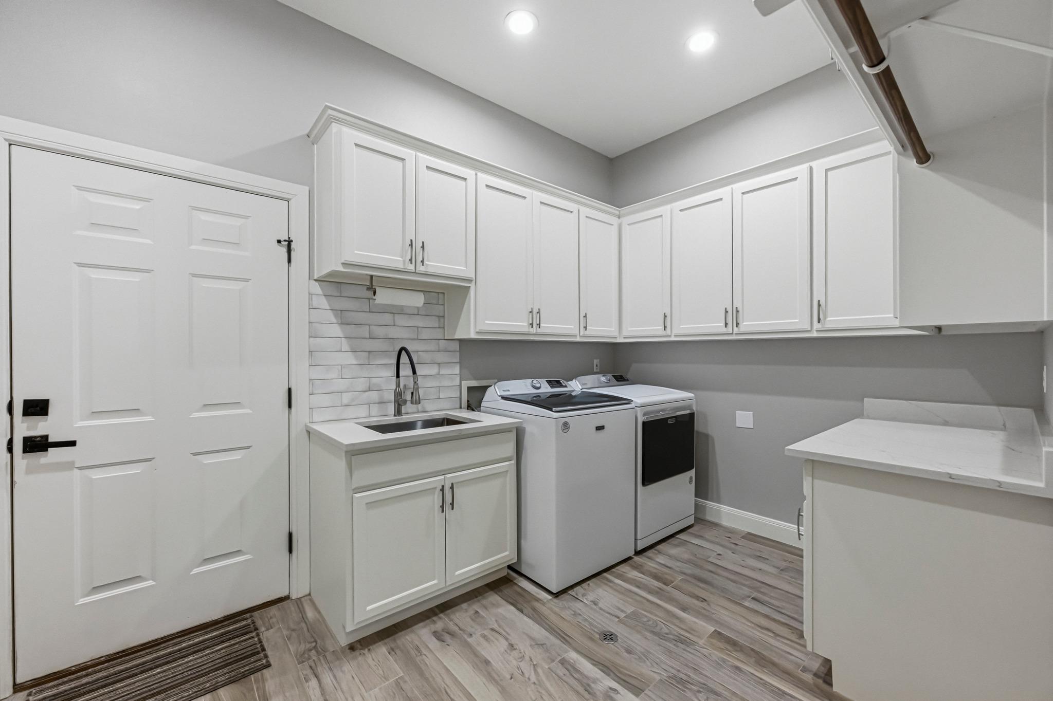 214 Trailmaster Cir, Driftwood, TX 78619