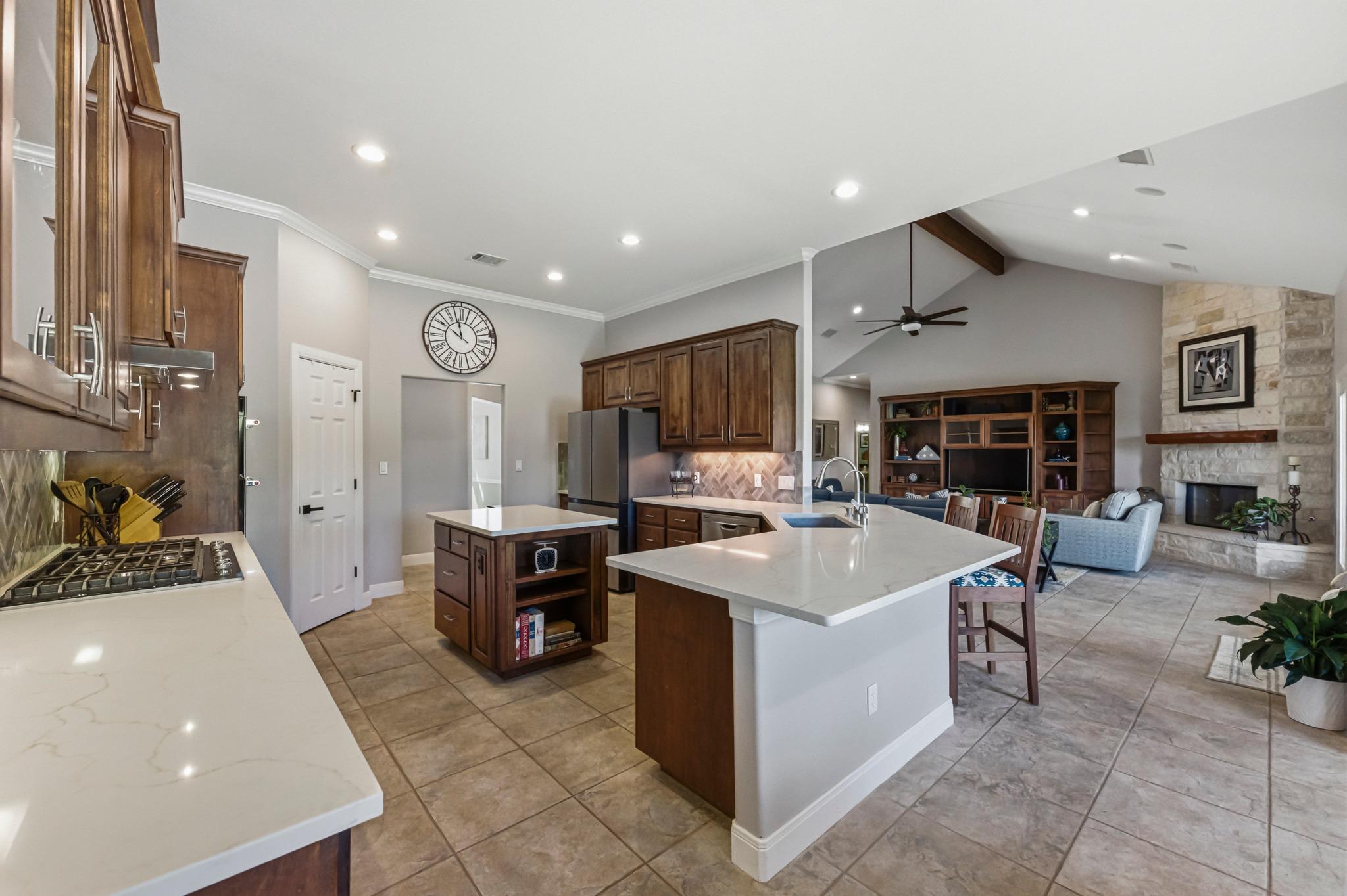 214 Trailmaster Cir, Driftwood, TX 78619