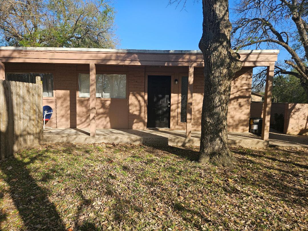 410 E 9th St # C, Elgin, TX 78621