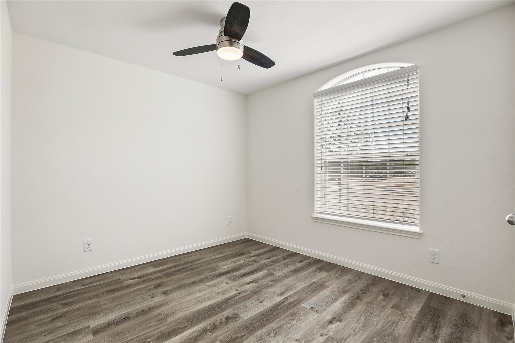 100 Robertson Ln, Jarrell, TX 76537